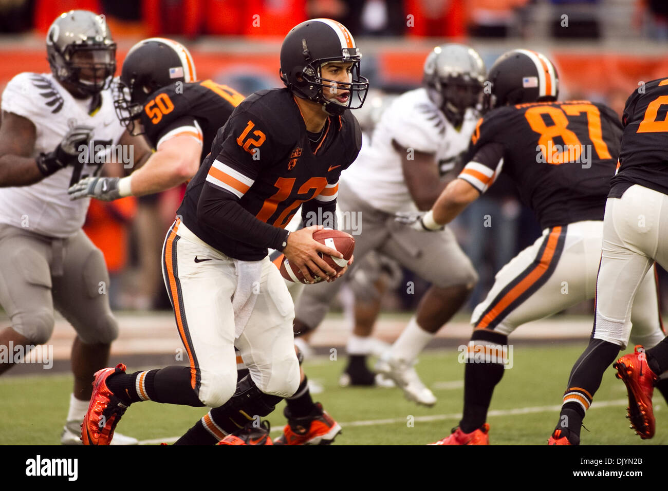 4. Dezember 2010 sucht - Corvallis, Oregon, Vereinigte Staaten von Amerika - Oregon State Beavers Quarterback Ryan Katz (12) nach der Übergabe an die 114. jährliche Bürgerkrieg. UO besiegt OSU 37-20 im Spiel Orchesterprobe-Stadion in Corvallis Oregon. (Kredit-Bild: © Jimmy Hickey/Southcreek Global/ZUMAPRESS.com) Stockfoto