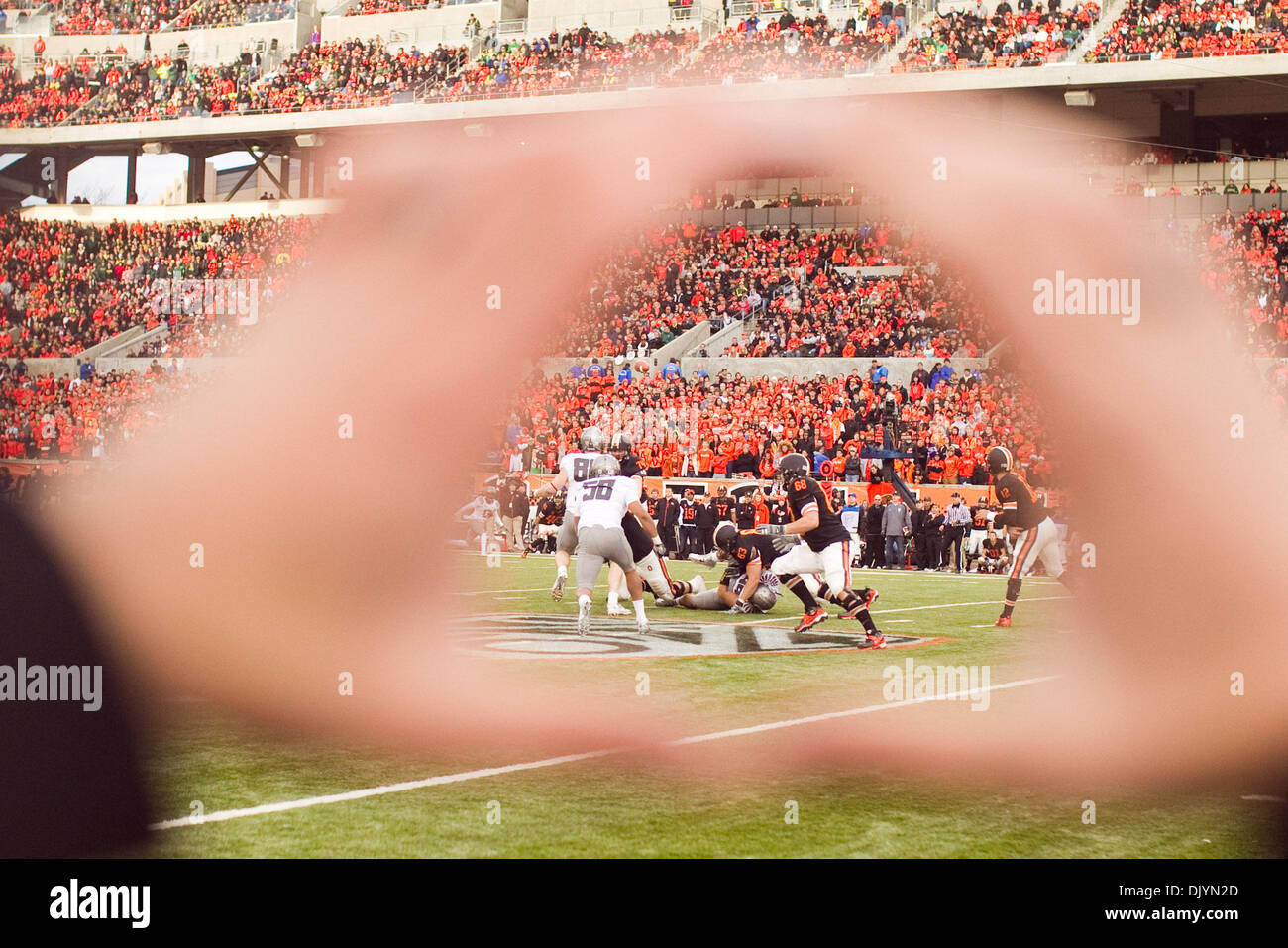 4. Dezember 2010 - Corvallis, Oregon, Vereinigte Staaten von Amerika - Sicht durch die Oregon Hand '' O'' der Oregon State Beavers quarterback Ryan Katz (12) machen einen Pass an den 114. jährliche Bürgerkrieg. UO besiegt OSU 37-20 im Spiel Orchesterprobe-Stadion in Corvallis Oregon. (Kredit-Bild: © Jimmy Hickey/Southcreek Global/ZUMAPRESS.com) Stockfoto