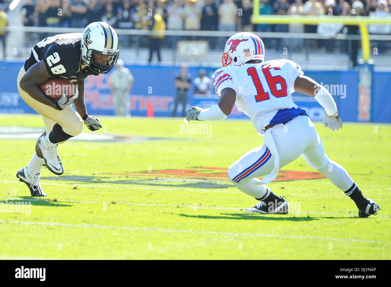 4. Dezember 2010 - Orlando, Florida, Vereinigte Staaten von Amerika - UCF Knights laufen zurück Latavius Murray (28) Reifen zu entziehen Southern Methodist Mustangs Cornerback Richard Crawford (16 während der CUSA Meisterschaftsspiel im Brighthouse Stadion in Orlando Florida. (Kredit-Bild: © Brad Barr/Southcreek Global/ZUMAPRESS.com) Stockfoto