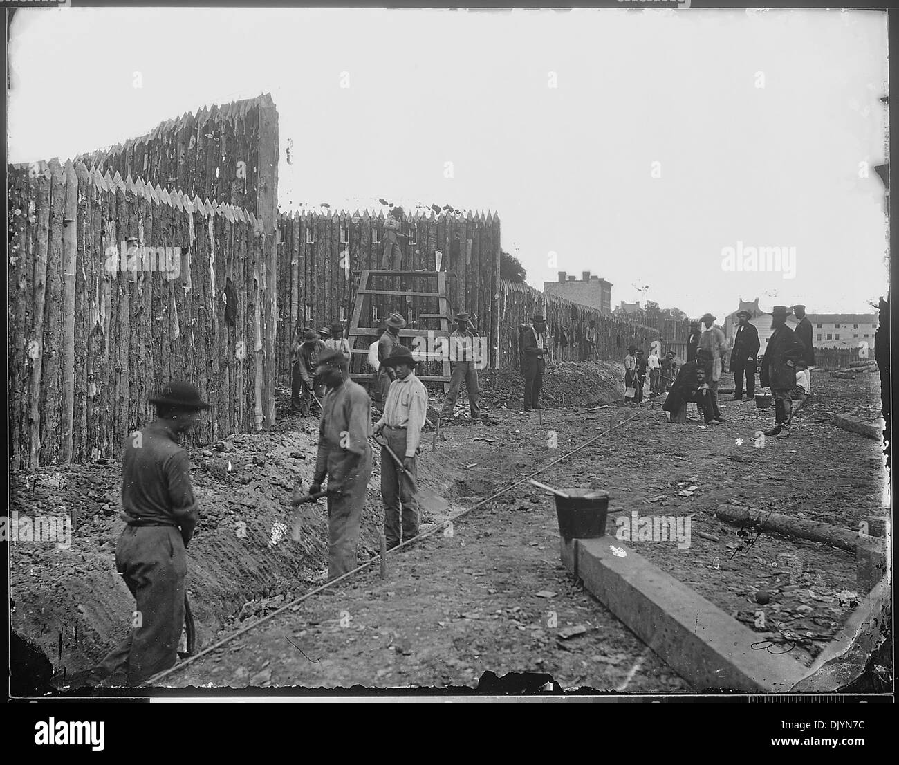 Foto von Barrikaden in Alexandria, Virginia, die einen Moment der Unruhen oder der militärischen Präsenz in der Region veranschaulichen. Stockfoto