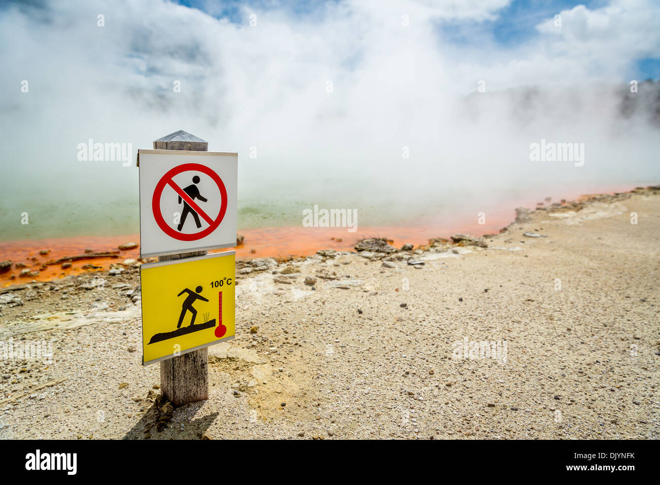 Hinweisschilder Menschen zu vermeiden, das heiße Wasser, Wai-O-Tapu, Rotorua, Neuseeland Stockfoto