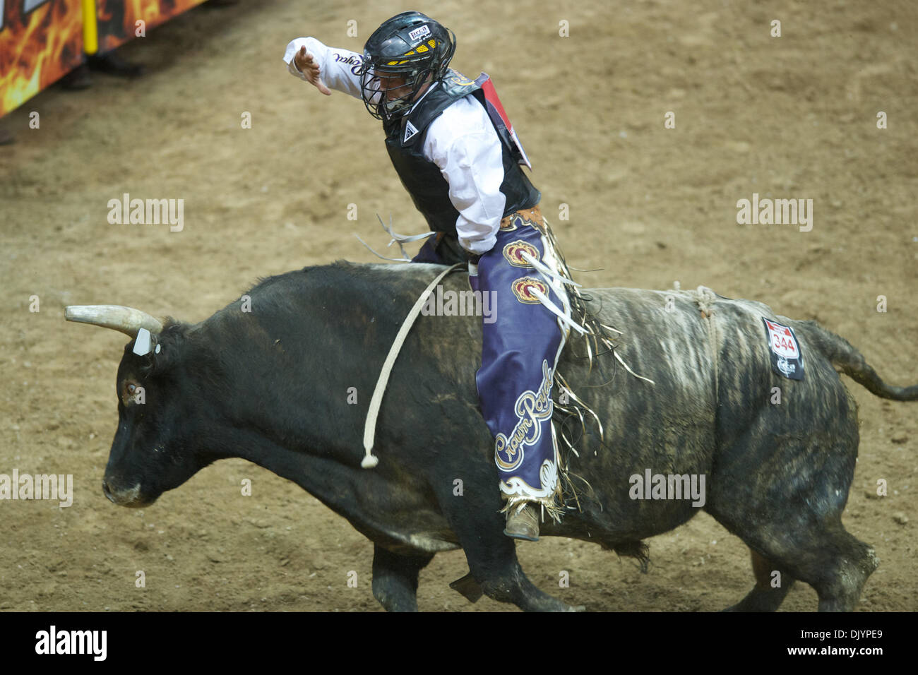 5. Dezember 2010 fährt - Las Vegas, Nevada, Vereinigte Staaten von Amerika - Bull Rider Cody Whitney von Asher, "OK" Mission erfüllt für eine Punktzahl von 87,50 während die vierte Go-Round in 2010 Wrangler National Finals Rodeo bei Thomas & Mack Center.  Whitney wurde zweite in der Go-Round und nahm einen Scheck für $13.840,14. (Kredit-Bild: © Matt Cohen/Southcreek Global/ZUMAPRESS.com) Stockfoto