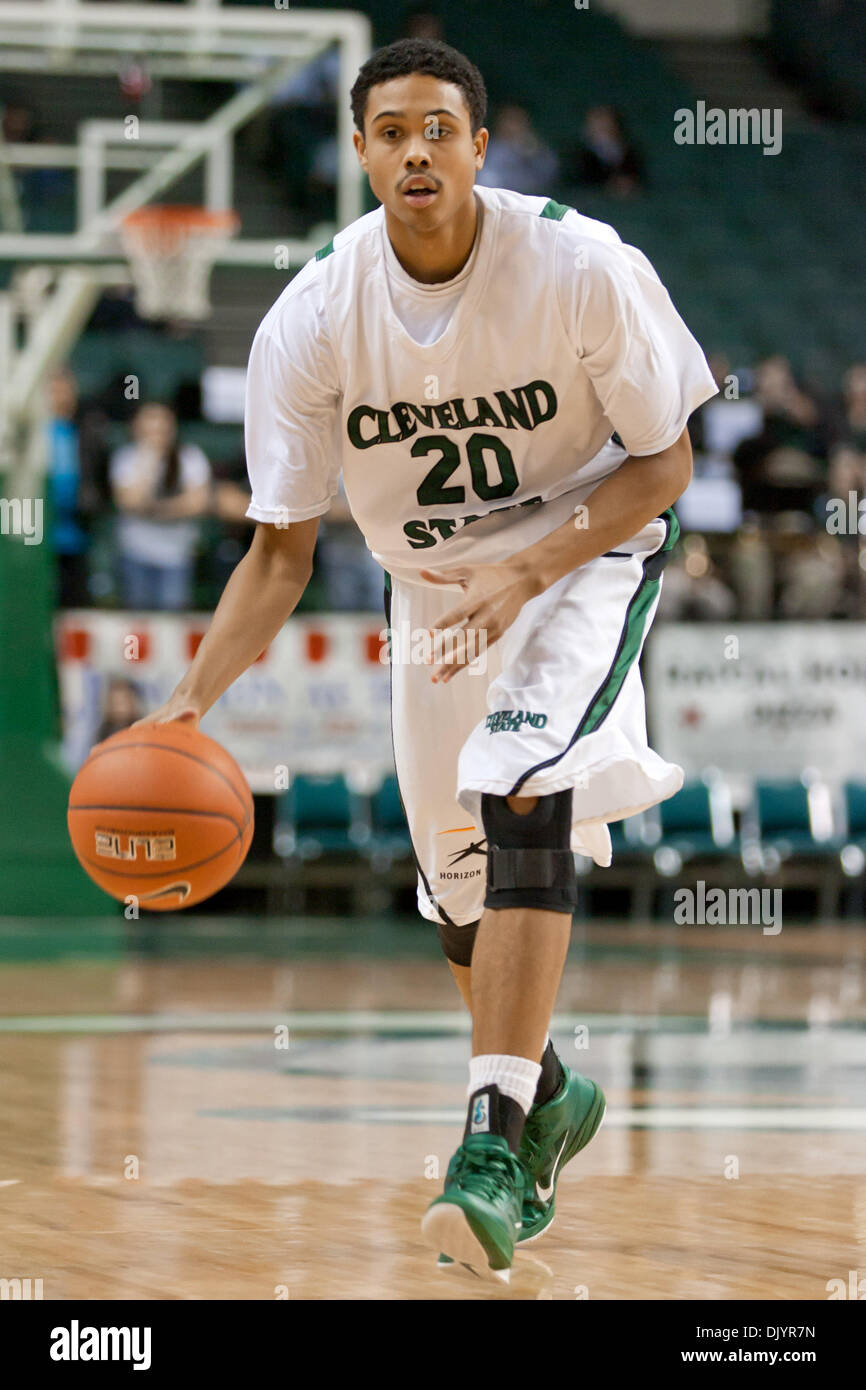 7. Dezember 2010 - Cleveland, Ohio, Vereinigte Staaten von Amerika - Cleveland State vorwärts Charlie Woods (20) mit dem Basketball gegen West Virginia Tech.  Die Cleveland State Wikinger besiegte die West Virginia Tech Golden Bears 94-62 am Wolstein Center in Cleveland, Ohio. (Kredit-Bild: © Frank Jansky/Southcreek Global/ZUMAPRESS.com) Stockfoto