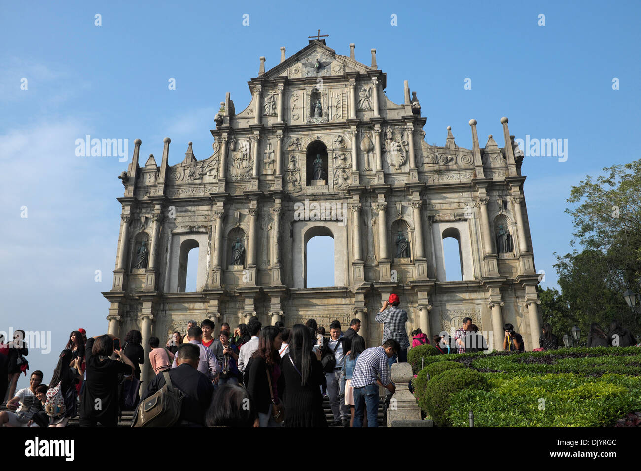 Massen an den Ruinen der Chiesa di San Paolo in Macau, China Stockfoto