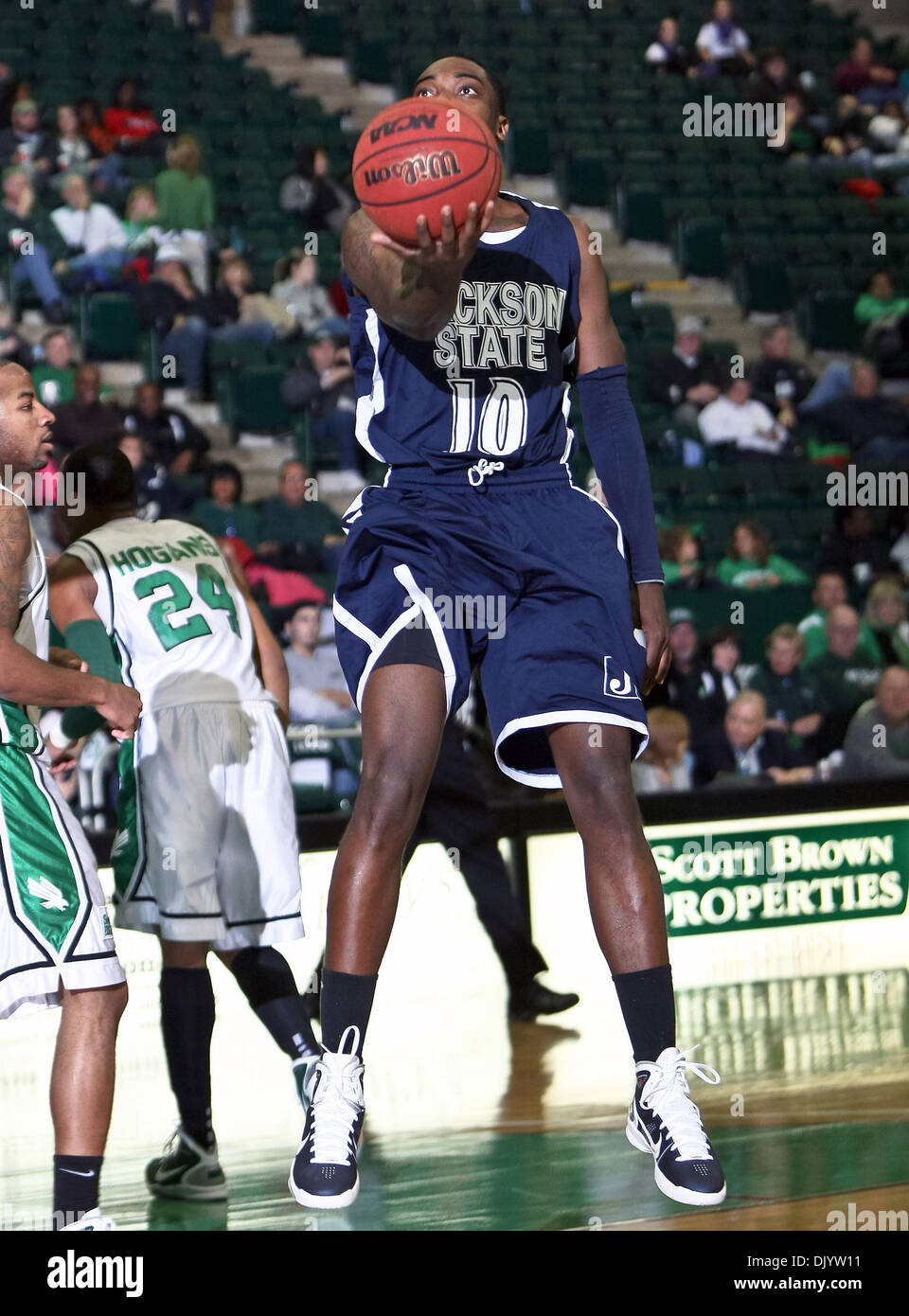 11. Dezember 2010 geht - Denton, Texas, Vereinigte Staaten von Amerika - Jackson State Tiger Guard Tyrone Hanson (10) zur einfachen lag bis in das Spiel zwischen den Jackson State Tigers und der University of North Texas bedeutet grün an der North Texas Coliseum, die Super Pit in Denton, Texas. UNT besiegte Jackson 68 bis 49 (Credit-Bild: © Dan Wozniak/Southcreek Global/ZUMAPRESS.com) Stockfoto