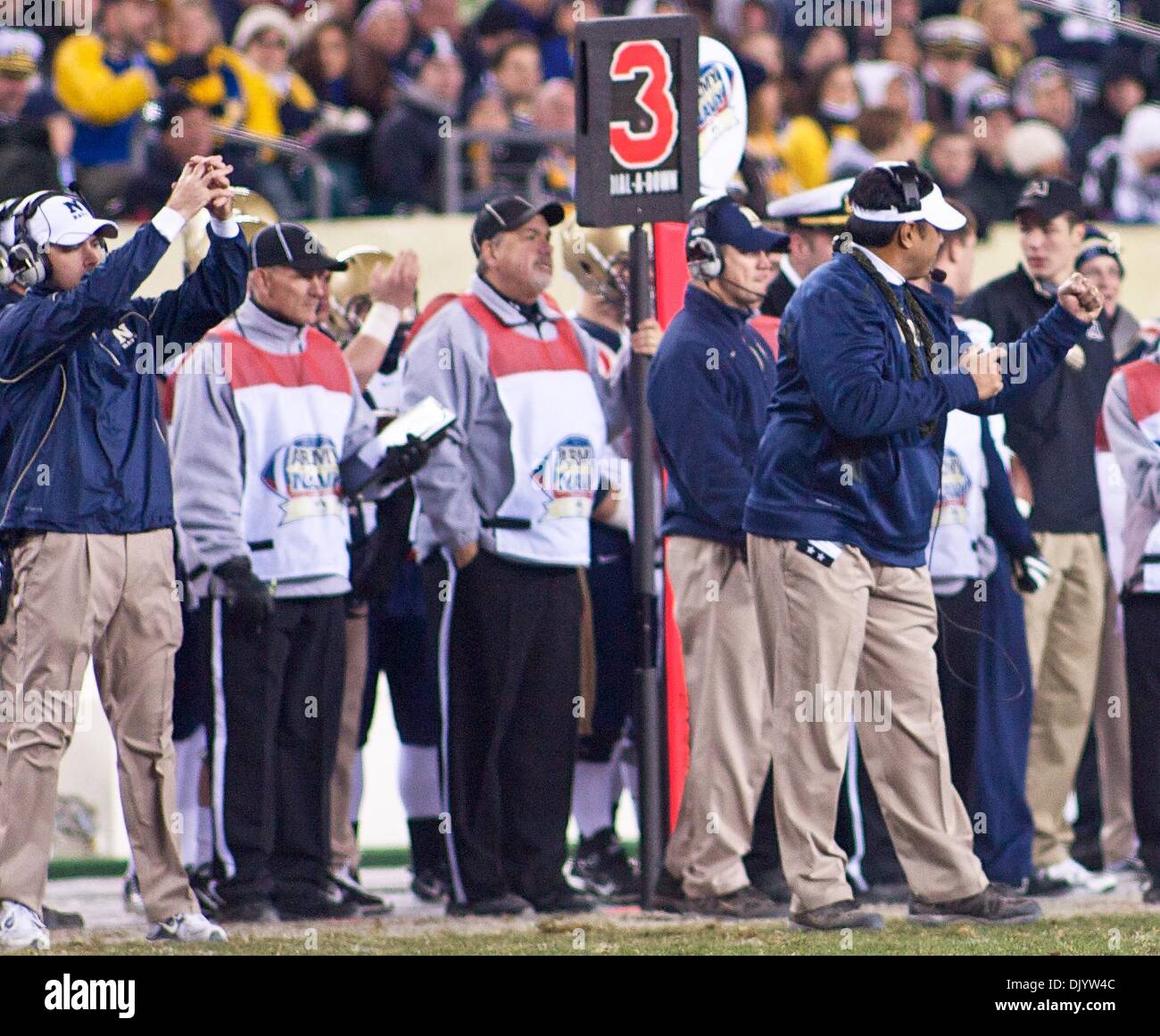 11. Dezember 2010 - Philadelphia, Pennsylvania, Vereinigte Staaten von Amerika - Navy Head Coach Ken Niumatalolo während einer Auszeit. Marine geben den Ton an früh im Spiel als Marine Niederlagen Armee 31-17 vor 69.223 am Lincoln Financial Field in Philadelphia Pennsylvania (Credit-Bild: © Saquan Stimpson/Southcreek Global/ZUMAPRESS.com) Stockfoto