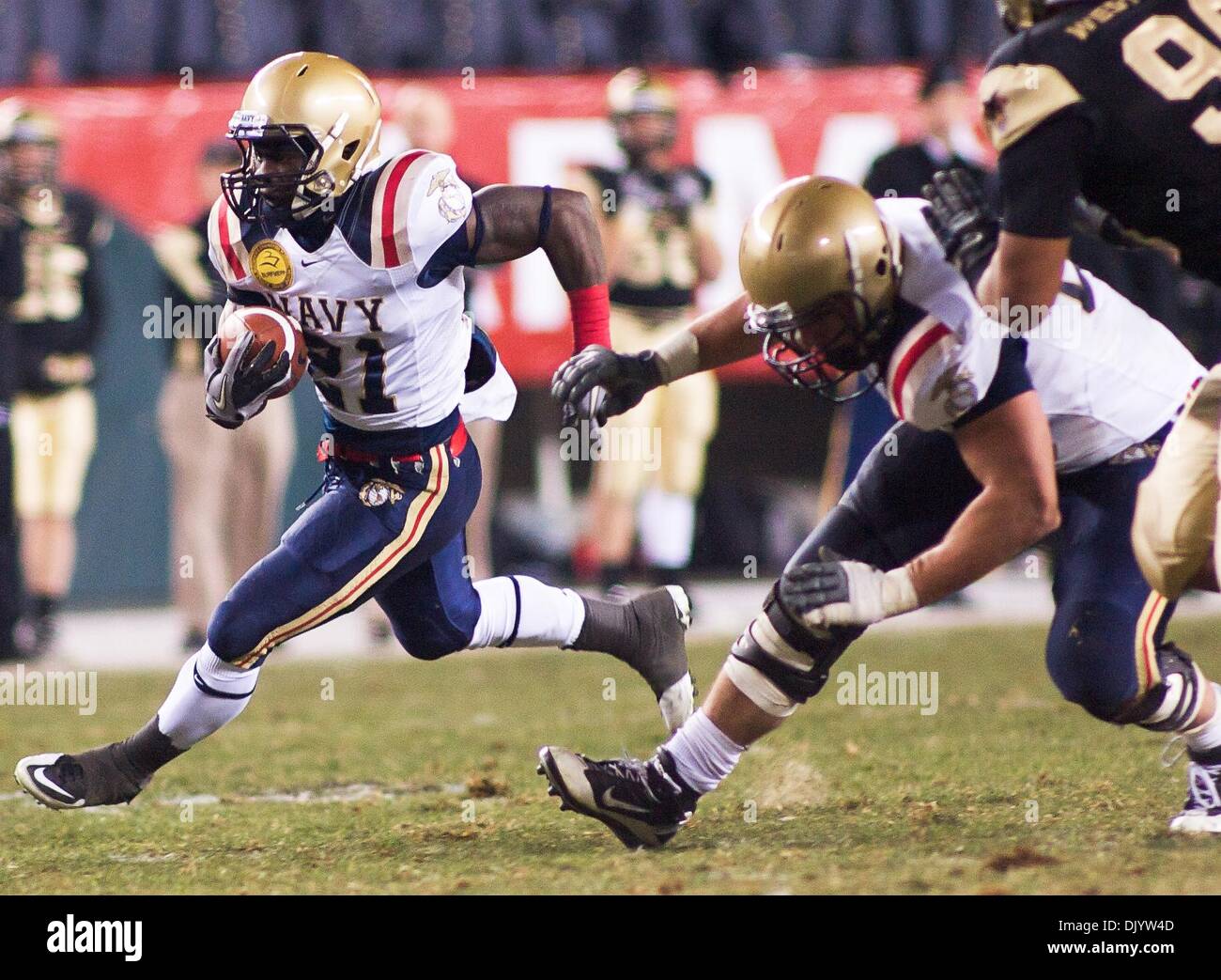 11. Dezember 2010 stürzt - Philadelphia, Pennsylvania, Vereinigte Staaten von Amerika - Navy RB (#21) Gee Gee Greene für einen 25 Yard TOUCHDOWN früh im 4. Quartal. Marine geben den Ton an früh im Spiel als Marine Niederlagen Armee 31-17 vor 69.223 am Lincoln Financial Field in Philadelphia Pennsylvania (Credit-Bild: © Saquan Stimpson/Southcreek Global/ZUMAPRESS.com) Stockfoto