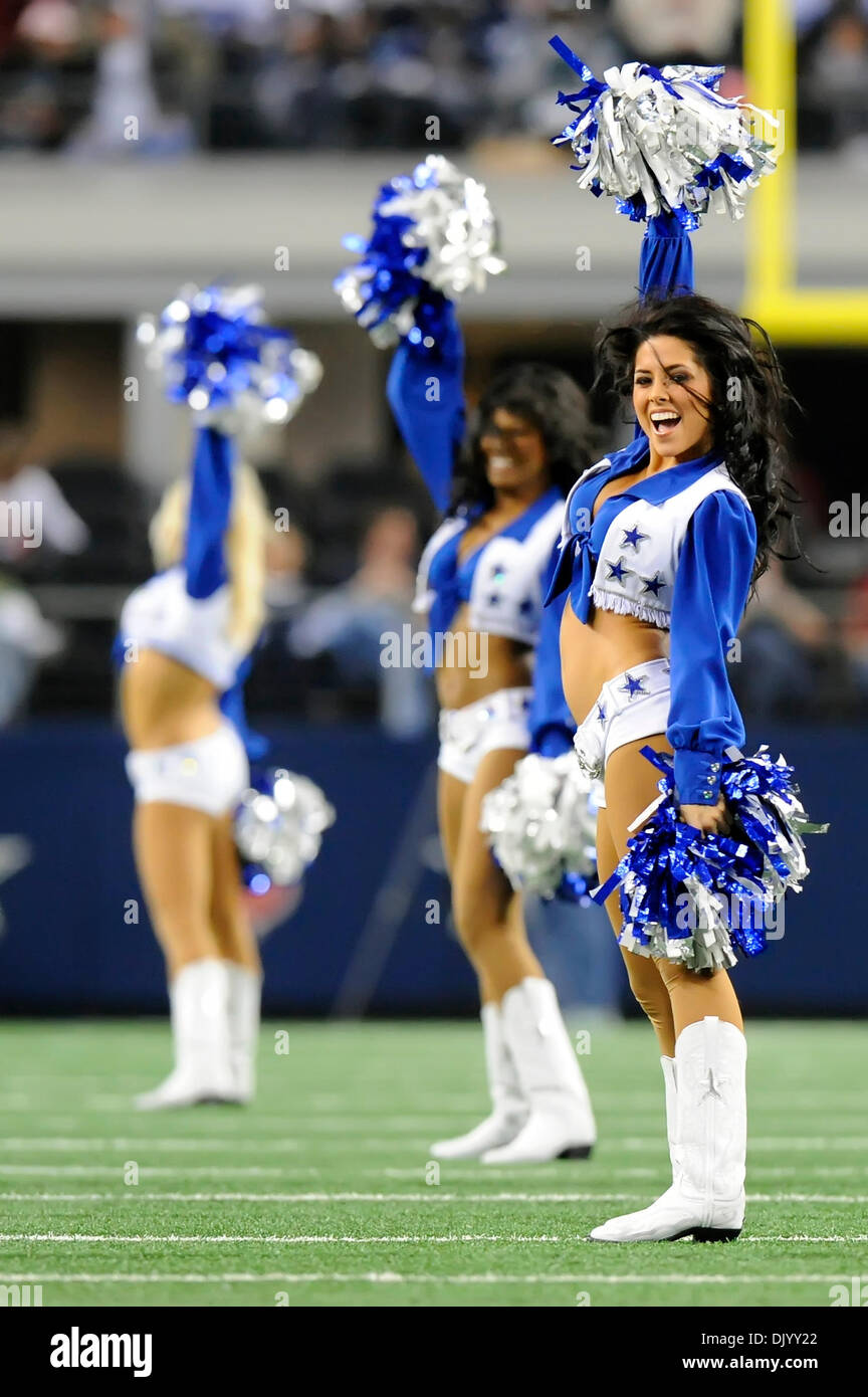 12. Dezember 2010 - Arlington, Texas, Vereinigte Staaten von Amerika - The Dallas Cowboys Cheerleader als die Philadelphia Eagles ihre NFC East Rivalen besiegen die Dallas Cowboys 30-27 im Cowboys Stadium in Arlington, Texas. (Kredit-Bild: © Steven Leija/Southcreek Global/ZUMAPRESS.com) Stockfoto