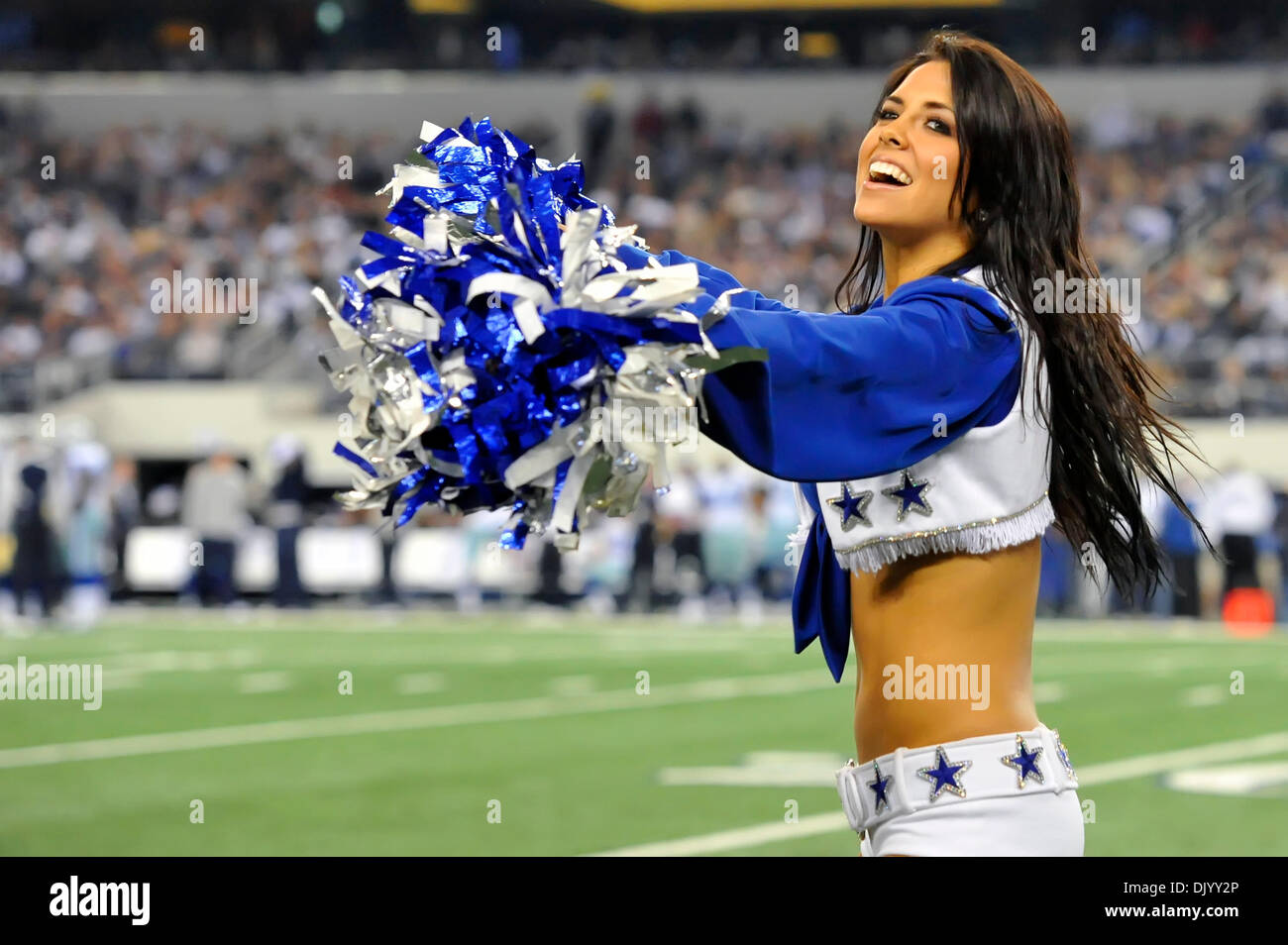 12. Dezember 2010 - Arlington, Texas, Vereinigte Staaten von Amerika - The Dallas Cowboys Cheerleader als die Philadelphia Eagles ihre NFC East Rivalen besiegen die Dallas Cowboys 30-27 im Cowboys Stadium in Arlington, Texas. (Kredit-Bild: © Steven Leija/Southcreek Global/ZUMAPRESS.com) Stockfoto