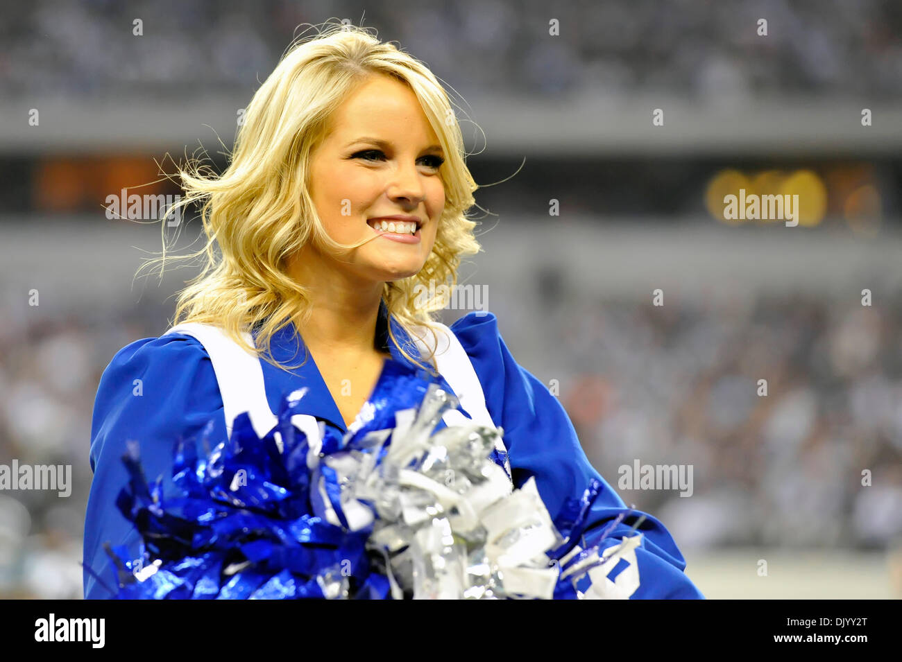 12. Dezember 2010 - Arlington, Texas, Vereinigte Staaten von Amerika - The Dallas Cowboys Cheerleader als die Philadelphia Eagles ihre NFC East Rivalen besiegen die Dallas Cowboys 30-27 im Cowboys Stadium in Arlington, Texas. (Kredit-Bild: © Steven Leija/Southcreek Global/ZUMAPRESS.com) Stockfoto