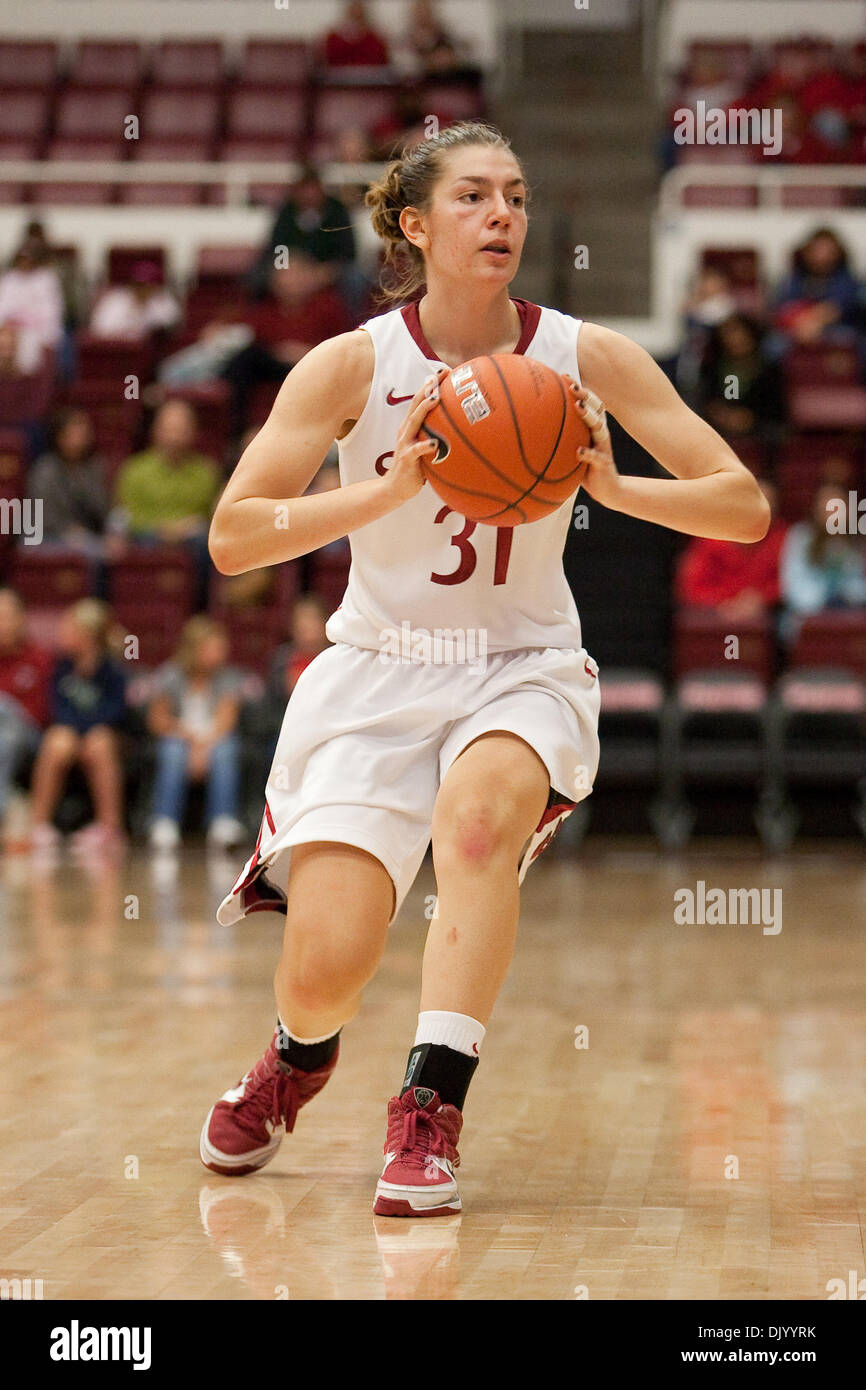 12. Dezember 2010 - Stanford, Kalifornien, Vereinigte Staaten von Amerika - Stanford Wache Toni Kokenis (#31) geht der Ball. Stanford besiegte Fresno State 77-40 um Maples Pavillon. (Kredit-Bild: © Kelly L Cox/Southcreek Global/ZUMAPRESS.com) Stockfoto