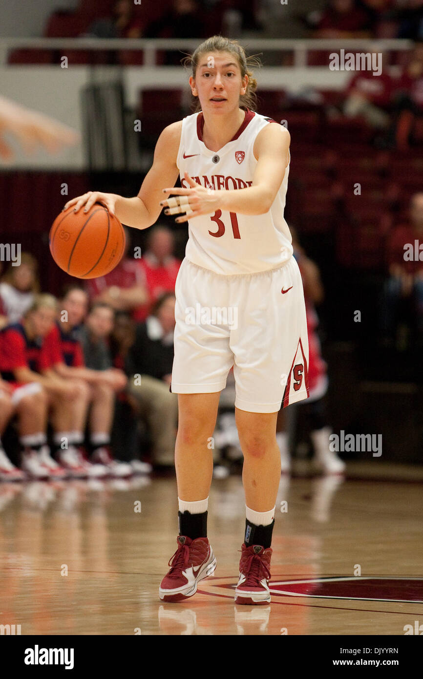 12. Dezember 2010 ruft - Stanford, Kalifornien, Vereinigte Staaten von Amerika - Stanford Wache Toni Kokenis (#31) ihre Teamkollegen. Stanford besiegte Fresno State 77-40 um Maples Pavillon. (Kredit-Bild: © Kelly L Cox/Southcreek Global/ZUMAPRESS.com) Stockfoto