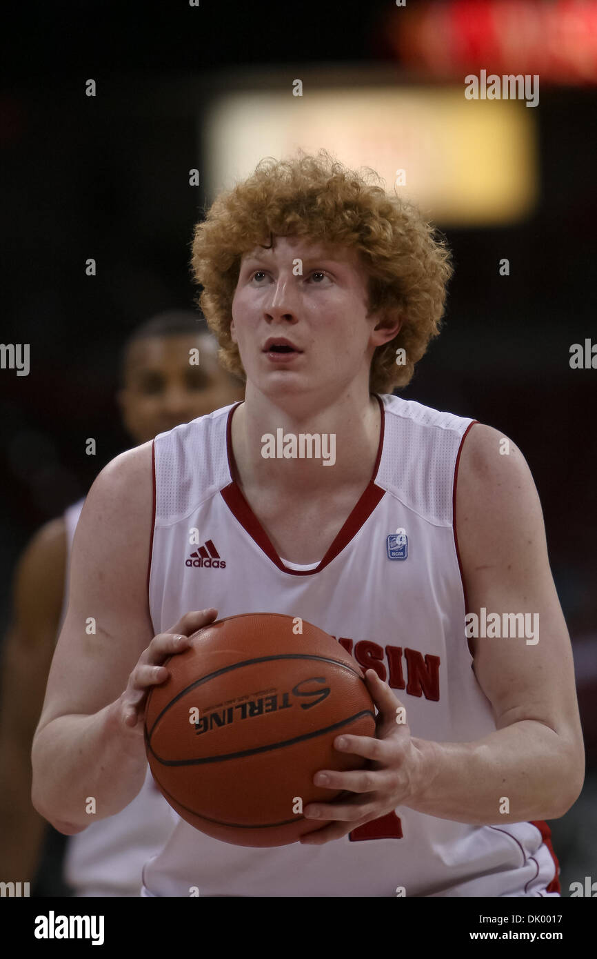 13. Dezember 2010 Wisconsin - Madison, Wisconsin, Vereinigte Staaten von Amerika - nach vorn Mike Bruesewitz (31) erzielte 18 Punkte im Spiel. Wisconsin Badgers besiegte die UW-Green Bay Phoenix 70-56 im Kohl Center in Madison, Wisconsin. (Kredit-Bild: © John Fisher/Southcreek Global/ZUMAPRESS.com) Stockfoto