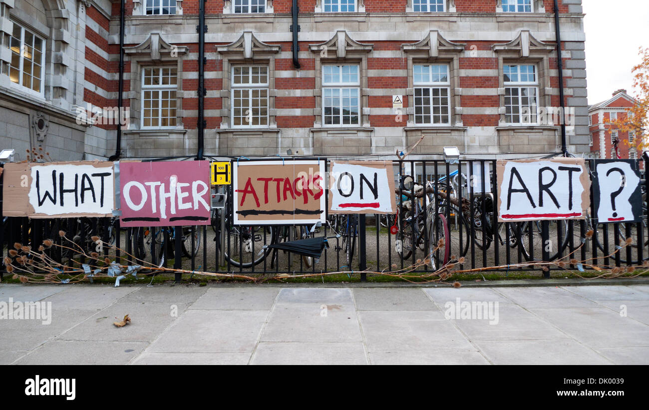 WAS ANDERE ANGRIFFE AUF KUNST? Melden Sie sich am Geländer des Chelsea College of Art und Design KATHY DEWITT Stockfoto