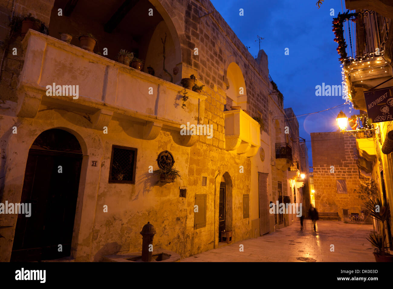 Eine kleine Sqaure Sprosse durch mittelalterliche Stadthäuser im Herzen der Altstadt von Rabat in Gozo in Malta. Stockfoto