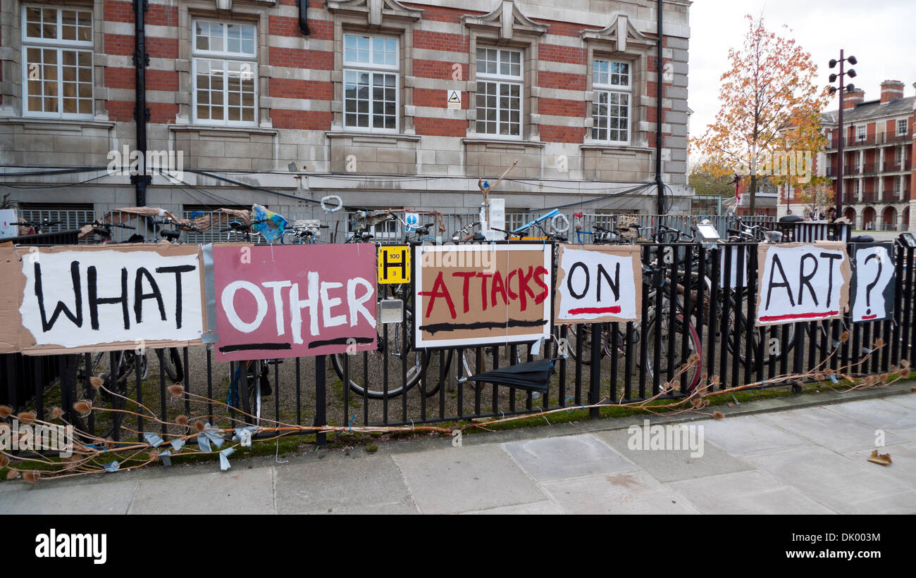 WAS ANDERE ANGRIFFE AUF KUNST? Melden Sie sich am Geländer des Chelsea College of Art und Design KATHY DEWITT Stockfoto