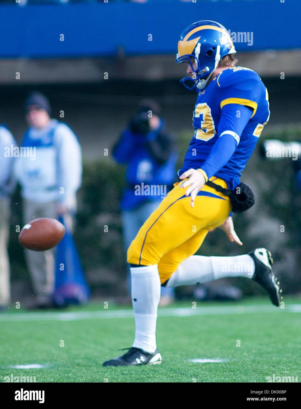 13. Dezember 2010 flache - Newark, Delaware, Vereinigte Staaten von Amerika - Delaware Punter (#13) Ed Wagner den Ball Weg nach Georgia Southern während der Division I FCS Meisterschaft Halbfinale in Delaware. Nr. 3 Delaware Niederlagen Georgia Southern 27-10 an einem kalten Samstag Nachmittag im Stadium der Delaware in Newark Delaware... Delaware fahren nach Texas für die Division I FCS Nationalmeisterschaft Stockfoto