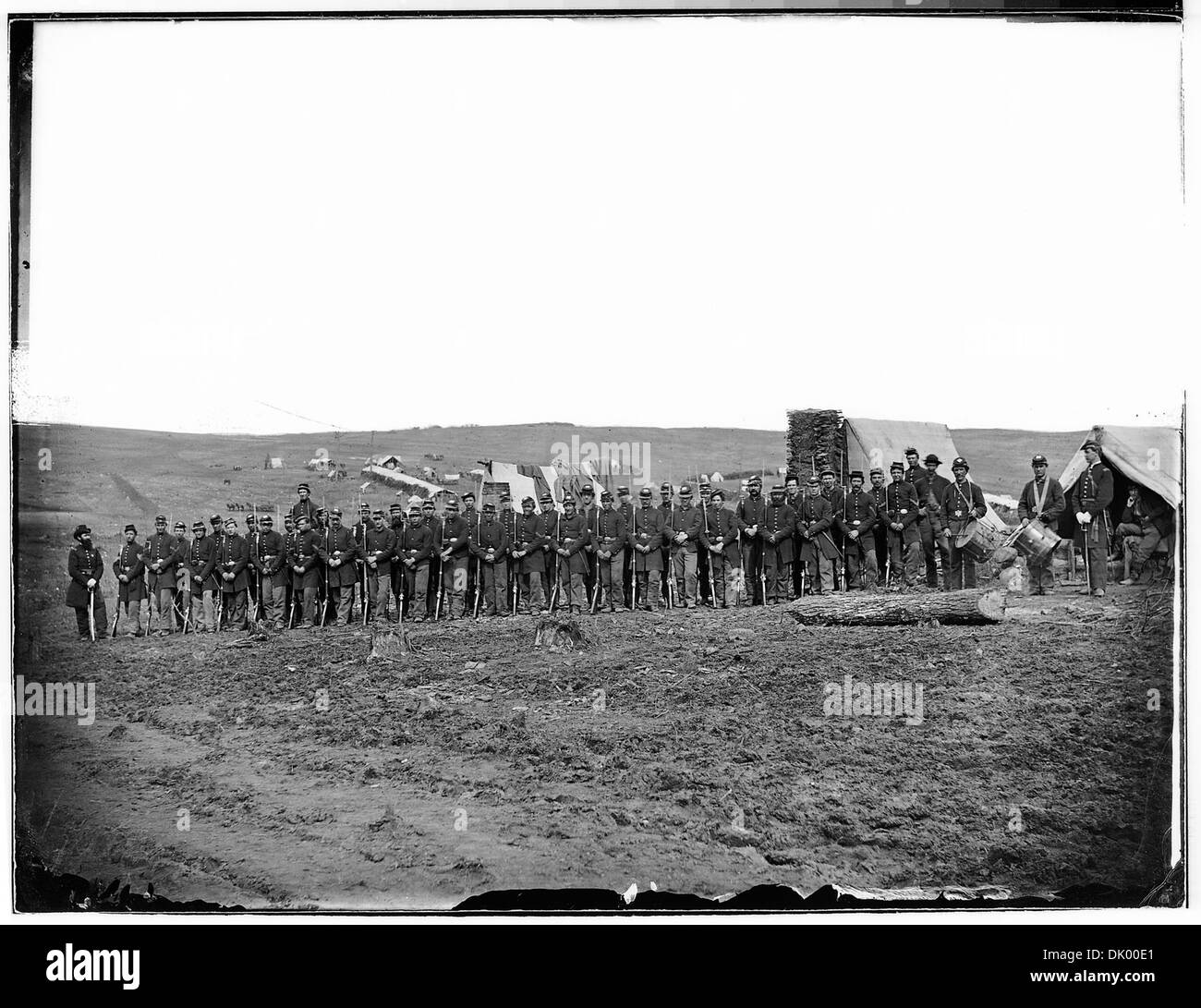 Eine Kompanie von Soldaten wird auf einer Parade gezeigt, die ihre militärische Ausbildung und Disziplin hervorhebt. Stockfoto