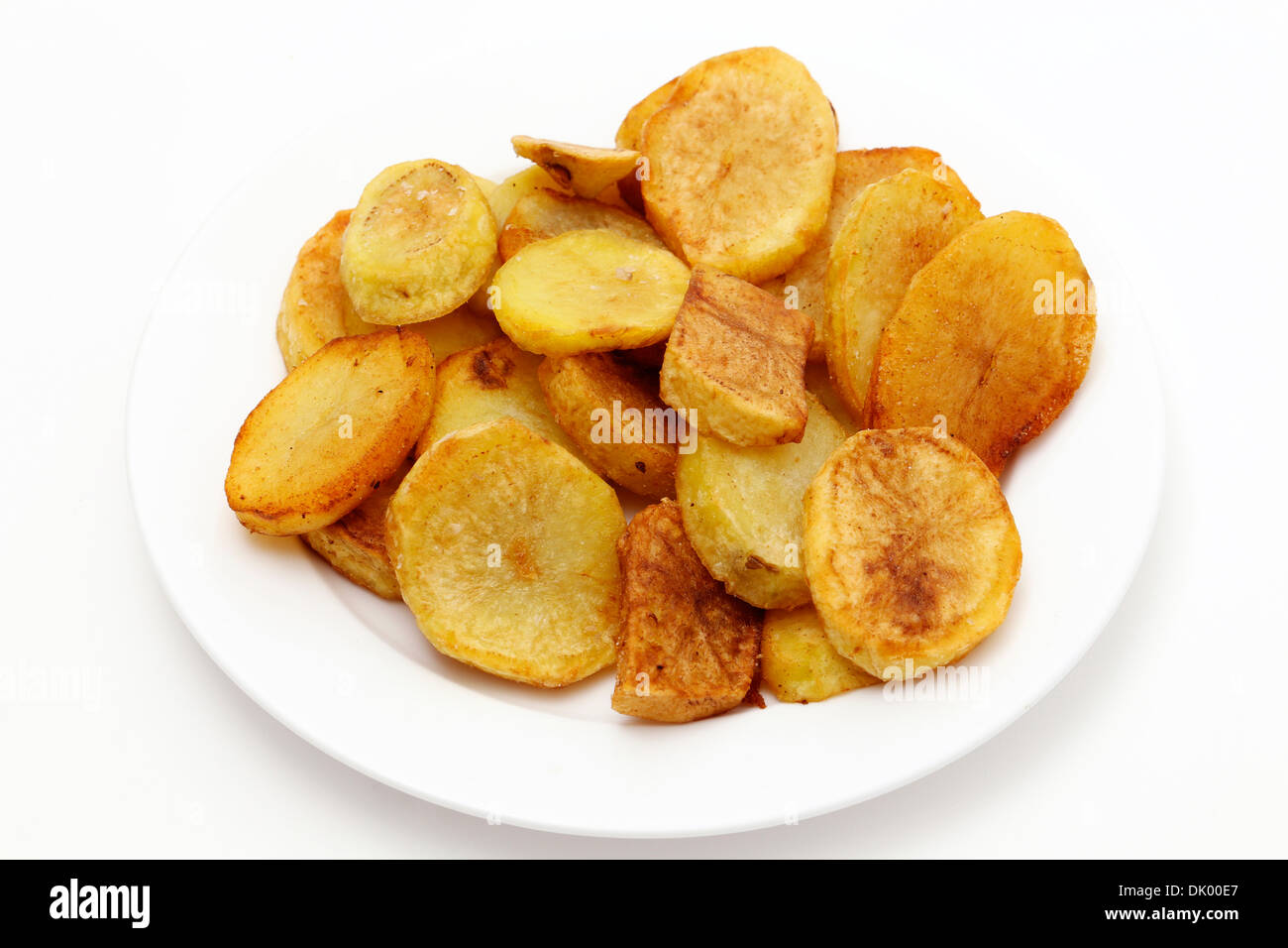 Vogelperspektive Blick auf einen Teller mit gerösteten Kartoffelscheiben Stockfoto