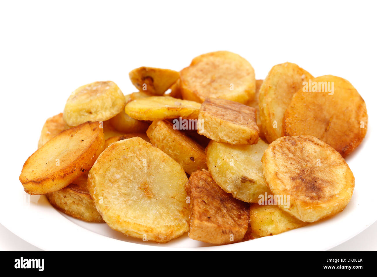 Seitliche Sicht auf einen Teller mit gerösteten Kartoffelscheiben Stockfoto