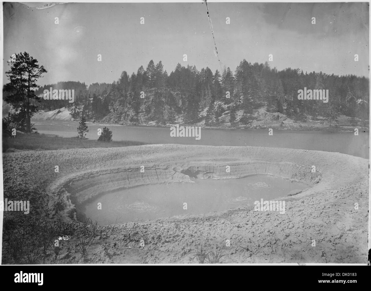 Der Krater eines Schlammgeysirs im Yellowstone-Nationalpark, der die geothermische Aktivität der hydrothermalen Merkmale des Parks zeigt. Stockfoto