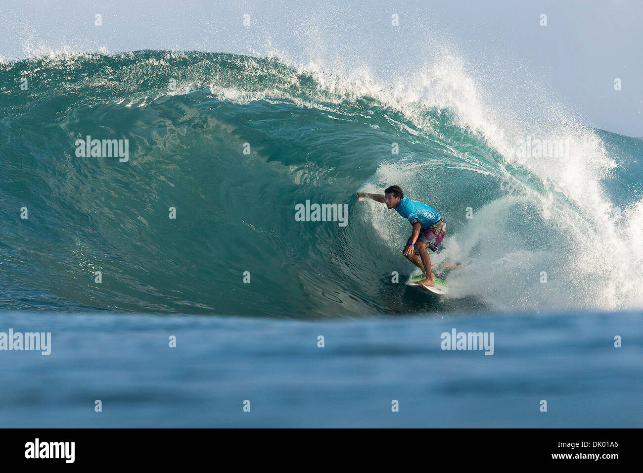 16. Dezember 2010 - Oahu, Hawaii, USA - JEREMY FLORES gewinnt Billabong Pipe Masters nach dem Sieg über australische Kieren Perrow im Finale im Pipeline, Oahu, Hawaii.Flores krallte seinen Weg zurück aus einer Kombination Situation (benötigen eine Kombination von Partituren) Perrow zu besiegen, durch das Bereitstellen einer 5.17 und Abdichtung seinen Gewinn aus einem in der Nähe von perfekten 9.17 für eine Fahrt mit langem Lauf (beide von zehn) , zur Kante die Stockfoto