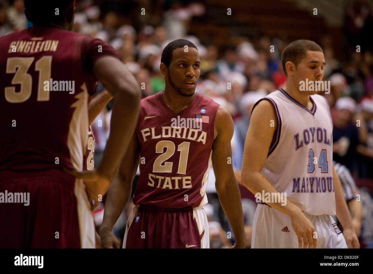 18. Dezember 2010 - Los Angeles, California, Vereinigte Staaten von Amerika - 18. Dezember 2010: Michael Snaer (21) und Chris Singleton (31) der FSU waren alle über Drew Viney (34) und die LMU-Löwen.  Florida State schlagen Loyola Marymount 74-63. (Kredit-Bild: © Josh Kapelle/Southcreek Global/ZUMAPRESS.com) Stockfoto