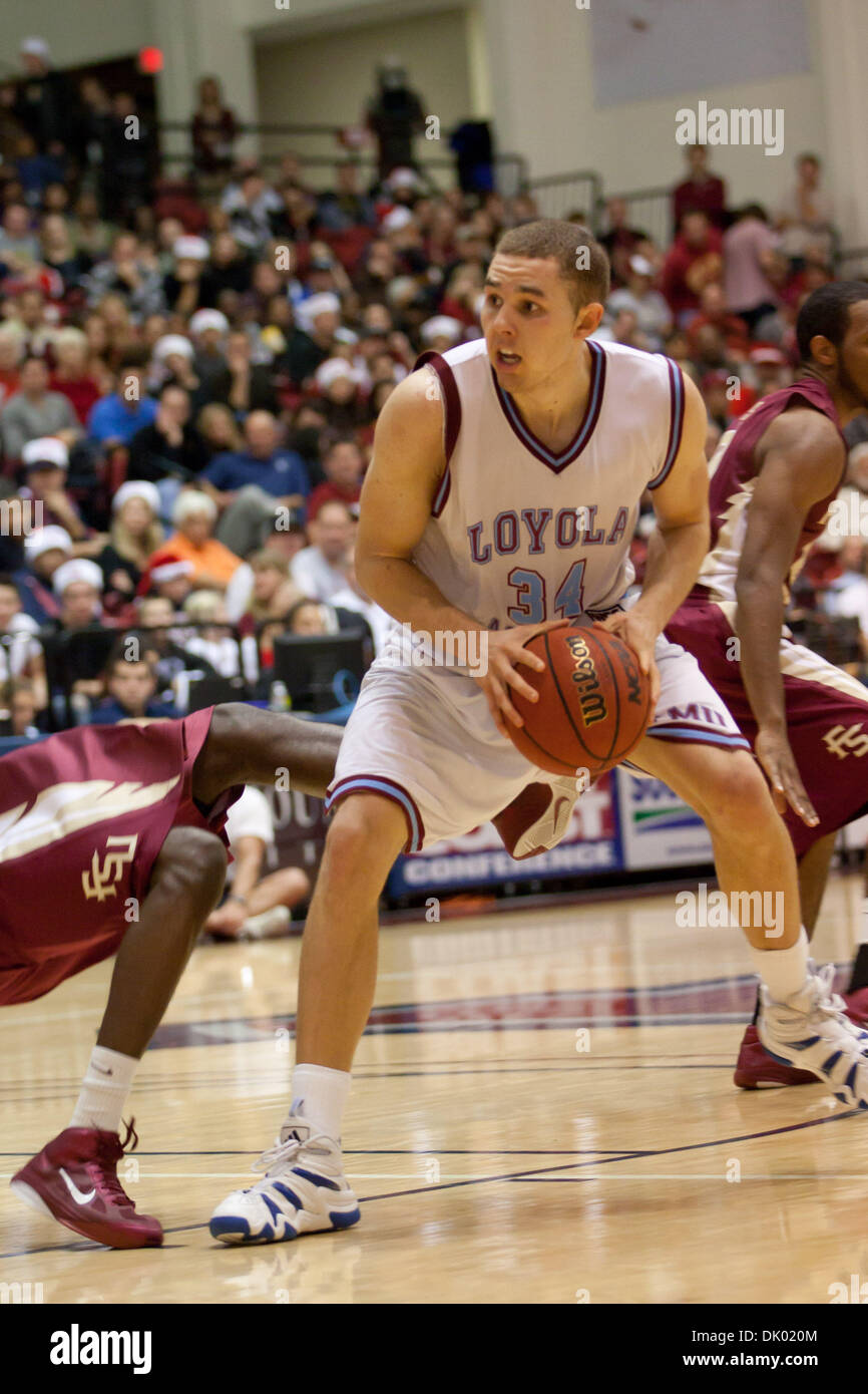 18. Dezember 2010 - Los Angeles, California, Vereinigte Staaten von Amerika - 18. Dezember 2010: Drew Viney (34) Laufwerke durch die FSU Verteidigung aber nur nicht genug Zahlen.  Florida State schlagen Loyola Marymount 74-63. (Kredit-Bild: © Josh Kapelle/Southcreek Global/ZUMAPRESS.com) Stockfoto