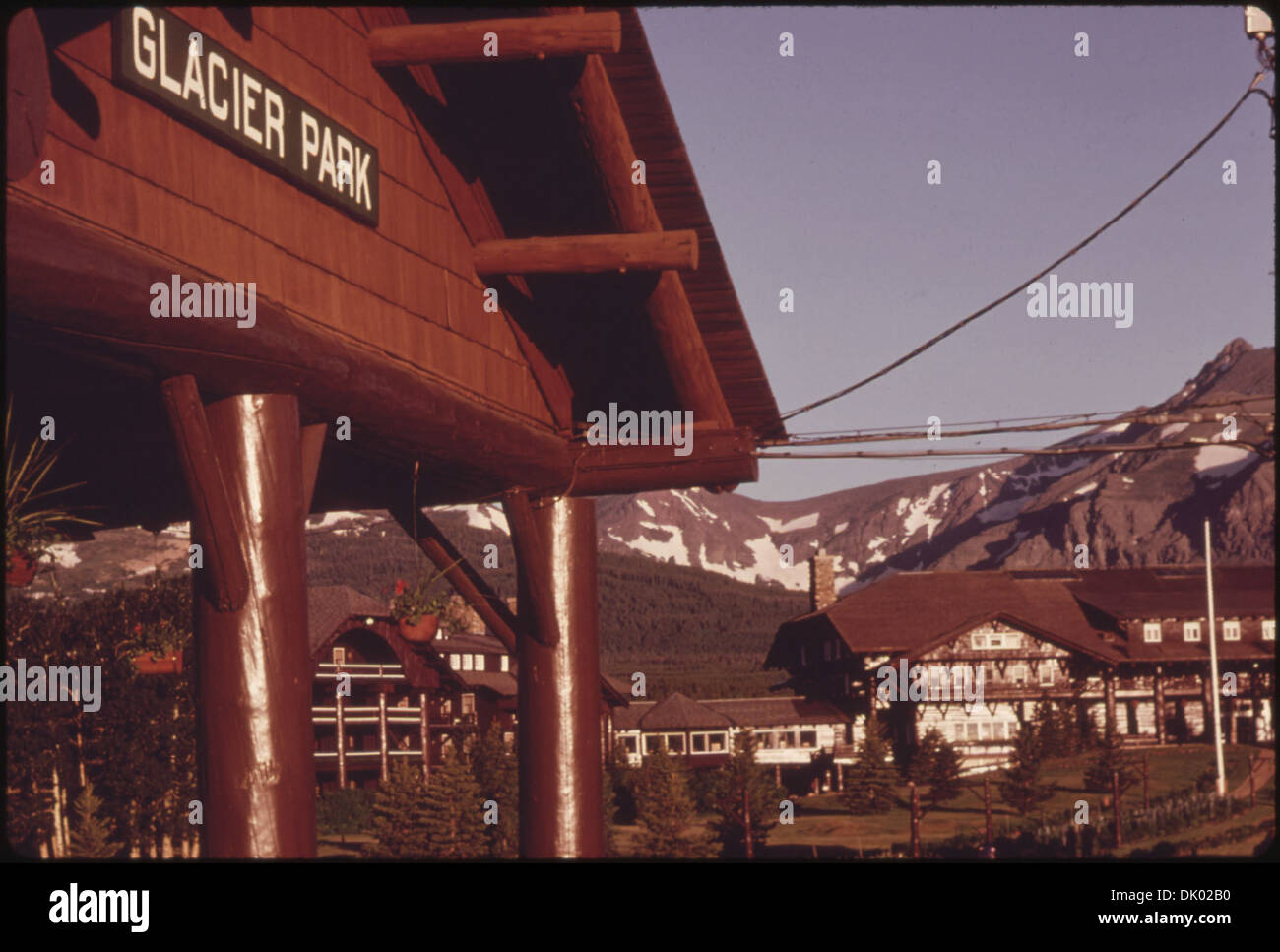 EAST GLACIER PARK, MONTANA, PERSONENBAHNHOF IM VORDERGRUND RAHMEN EINIGE VON DER GRÖßE DER ANZIEHT... 556102 Stockfoto