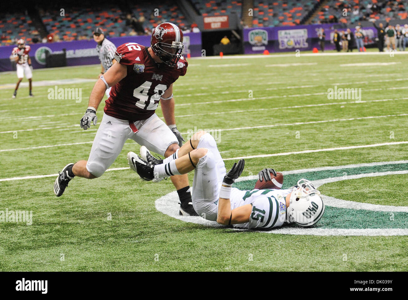 18. Dezember 2010 fängt - New Orleans, Louisiana, Vereinigte Staaten von Amerika - Ohio Bobcats Wide Receiver Riley Dunlop (15) den Ball für einen Touchdown in der zweiten Hälfte des Spiels. Troy Trojans besiegt Ohio Bobcats 48-21 in der New Orleans-Bowl. (Kredit-Bild: © Gus Escanelle/Southcreek Global/ZUMAPRESS.com) Stockfoto