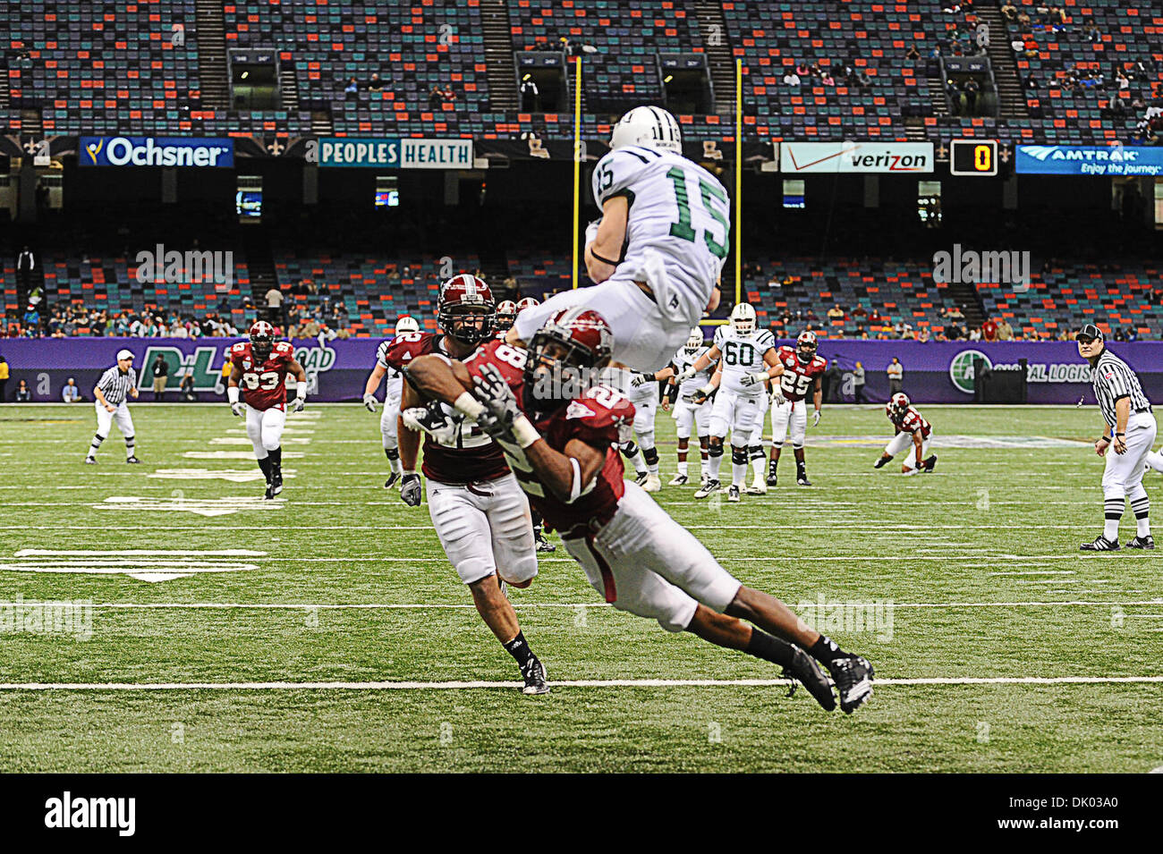 18. Dezember 2010 fängt - New Orleans, Louisiana, Vereinigte Staaten von Amerika - Ohio Bobcats Wide Receiver Riley Dunlop (15) den Ball für einen Touchdown in der zweiten Hälfte des Spiels. Troy Trojans besiegt Ohio Bobcats 48-21 in der New Orleans-Bowl. (Kredit-Bild: © Gus Escanelle/Southcreek Global/ZUMAPRESS.com) Stockfoto