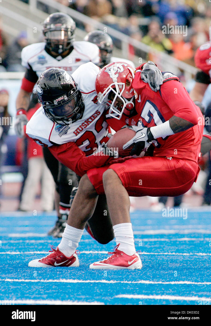 18. Dezember 2010 - Boise, Idaho, Vereinigte Staaten von Amerika - Fresno State Bulldogs Empfänger Jamal Hamler (17) von Northern Illinois Huskies defensive zurück Patrick George in der ersten Hälfte der Maßnahmen auf die uDrove humanitäre Schüssel, spielte im Bronco-Stadion in Boise, Idaho abgebaut wird. (Kredit-Bild: © Brian Lossness/Southcreek Global/ZUMAPRESS.com) Stockfoto