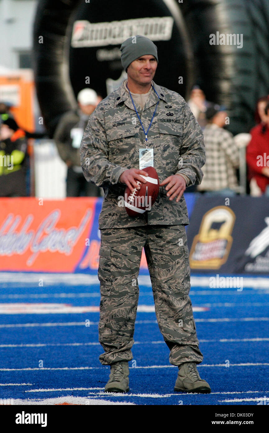 18. Dezember 2010 - Boise, Idaho, Vereinigte Staaten von Amerika - US Air Force Lieutenant Colonel Phillip Murphy beteiligt sich an der Ceremonal ersten Durchgang vor der uDrove humanitäre Schüssel. Northern Illinois Huskies waren gegenüber der Fresno State Bulldogs gespielt Bronco-Stadion in Boise, Idaho. (Kredit-Bild: © Brian Lossness/Southcreek Global/ZUMAPRESS.com) Stockfoto