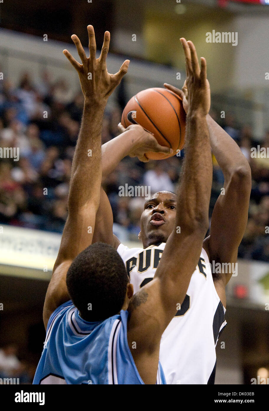 18. Dezember 2010 bereitet - Indianapolis, Indiana, Vereinigte Staaten von Amerika - Purdue Sr C JuJuan Johnson (25) über Indiana State Sr F Isiah Martin (21) schießen im Spiel zwischen Purdue und Indiana State in Conseco Fieldhouse. Purdue gewann das Spiel 76-56. (Kredit-Bild: © Sandra Herzöge/Southcreek Global/ZUMAPRESS.com) Stockfoto