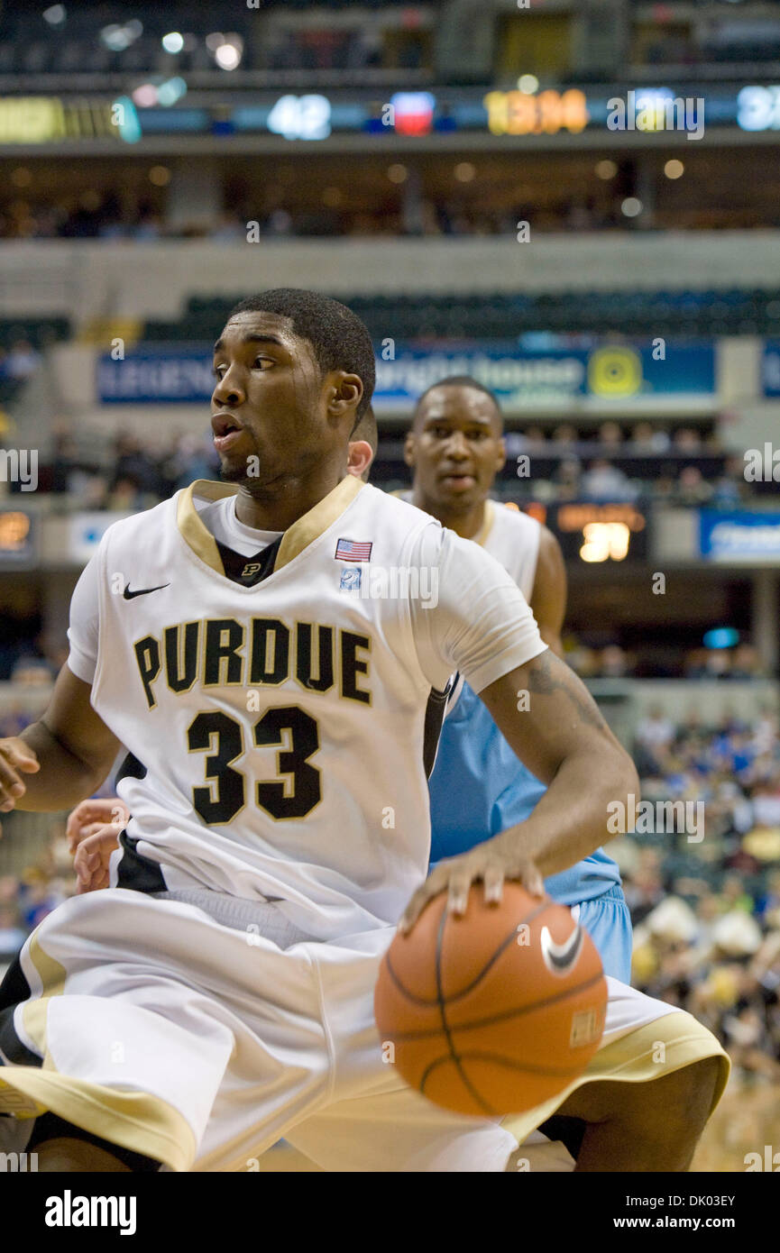 18. Dezember 2010 - Indianapolis, Indiana, Vereinigte Staaten von Amerika - Purdue Sr G E'Twaun Moore (33) im Spiel zwischen Purdue und Indiana State in Conseco Fieldhouse. Purdue gewann das Spiel 76-56. (Kredit-Bild: © Sandra Herzöge/Southcreek Global/ZUMAPRESS.com) Stockfoto