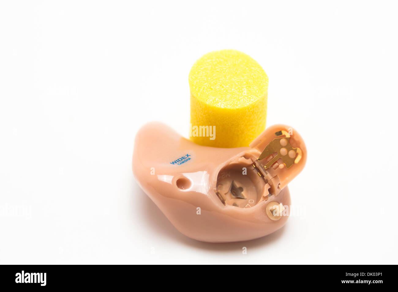 Ein digitales Hörgerät mit einem Schaum im Ohr hören Stecker Stockfoto