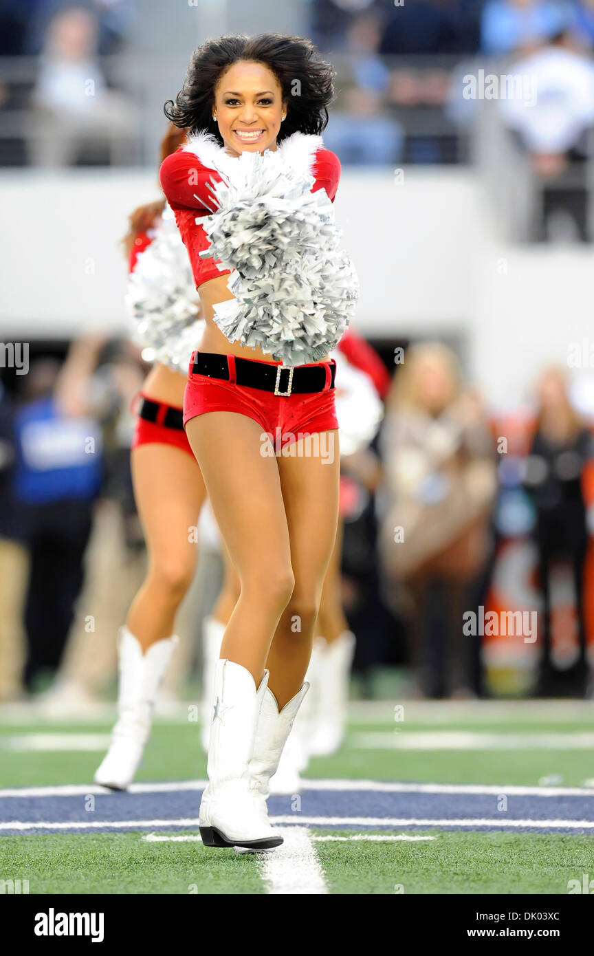 19. Dezember 2010 zeigen - Arlington, Texas, Vereinigte Staaten von Amerika - Dallas Cowboys Cheerleaders während der Halbzeit Weihnachten, da die Dallas Cowboys im Cowboys Stadium in Arlington, Texas die Washington Redskins 20-7 in der Mitte führen. (Kredit-Bild: © Steven Leija/Southcreek Global/ZUMAPRESS.com) Stockfoto