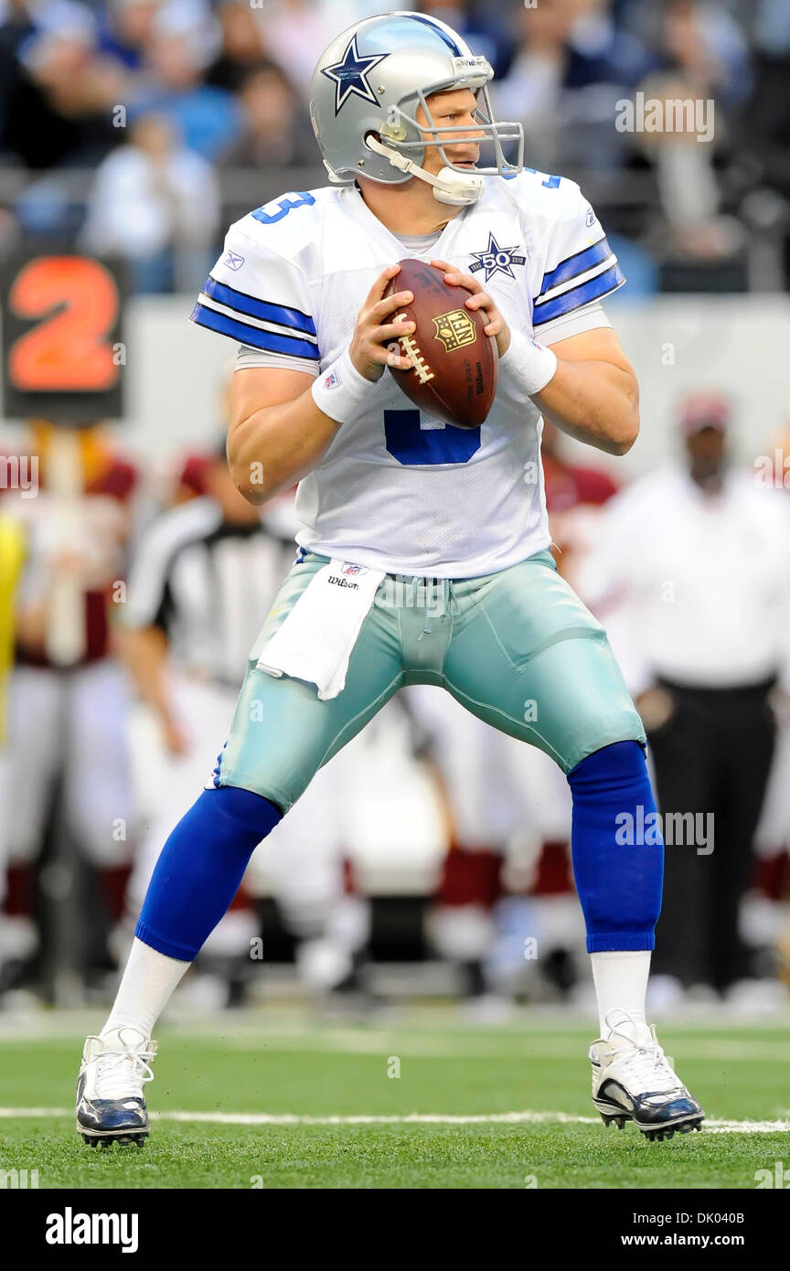 19. Dezember 2010 - Arlington, Texas, Vereinigte Staaten von Amerika - Dallas Cowboys-quarterback Jon Kitna (3) Tropfen zurück in die Tasche schauen zu übergeben, da die Dallas Cowboys die Washington Redskins 33-30 im Cowboys Stadium in Arlington, Texas besiegen. (Kredit-Bild: © Steven Leija/Southcreek Global/ZUMAPRESS.com) Stockfoto