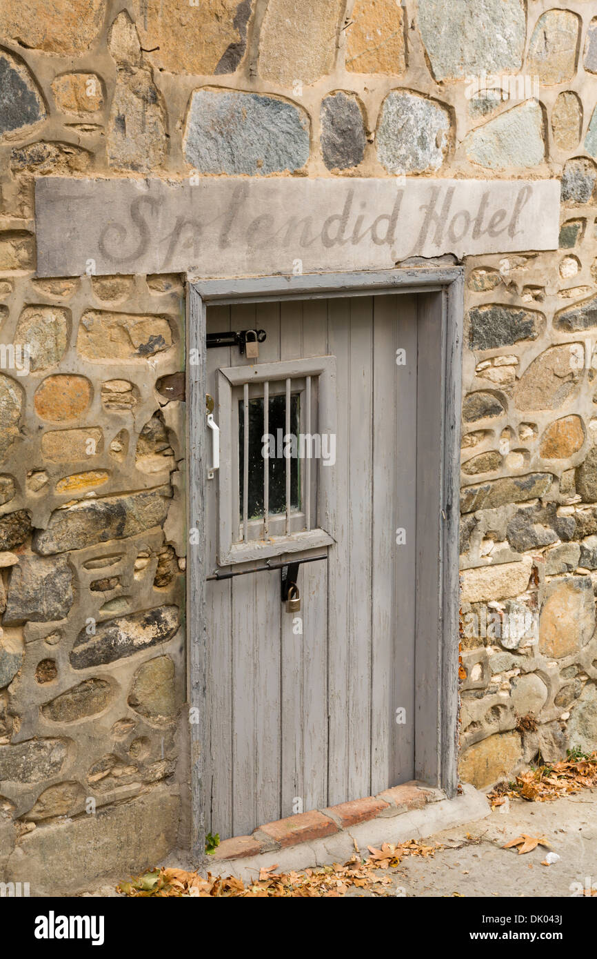 Vorhängeschloss und sichere Tür im Splendid Hotel, Platres, Zypern Stockfoto