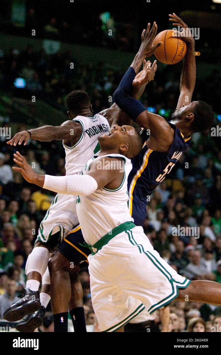 19. Dezember 2010 - Boston, Massachusetts, USA - Boston Celtics Wache NATE ROBINSON, nach links und nach vorne GLEN DAVIS für eine lockere Kugel Indiana Pacers zum hinauf zentrieren ROY HIBBERT im TD Garden. (Kredit-Bild: © Kelvin Ma/ZUMAPRESS.com) Stockfoto