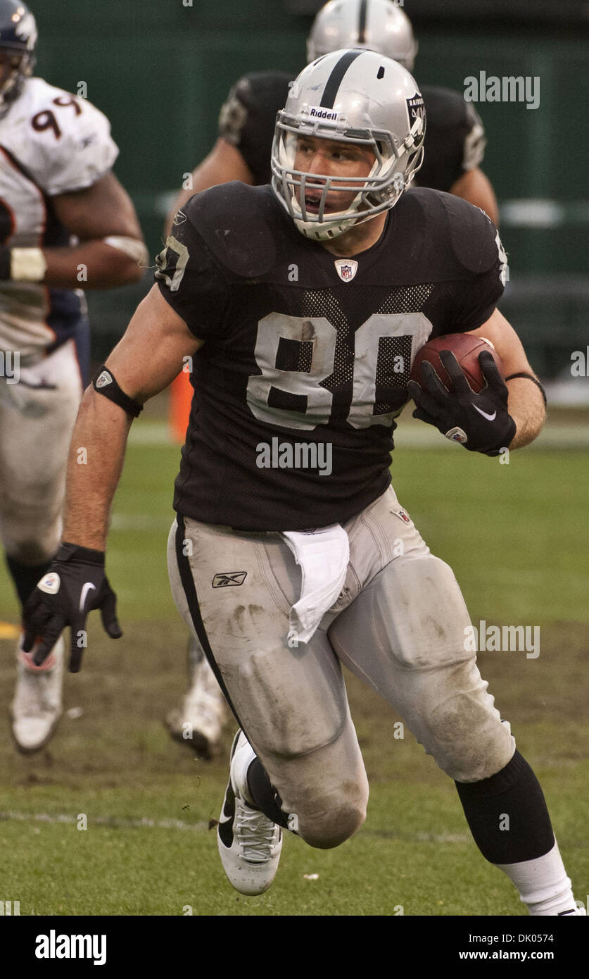 19. Dezember 2010 - Oakland, CA, USA - Oakland Raiders Vs Denver Broncos im Oakland-Alameda County Coliseum Sonntag, 19. Dezember 2010. Oakland Raiders-Tight-End Zach Miller #80 läuft nach dem Fang Pass... Raiders schlagen Broncos 39-23. (Kredit-Bild: © Al Golub/ZUMAPRESS.com) Stockfoto