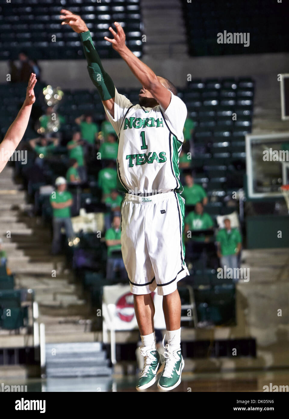 19. Dezember 2010 - Denton, Texas, Vereinigte Staaten von Amerika - North Texas bedeuten Green guard Dominique Johnson (1) Aufnahmen eine Sprungwurf im Spiel zwischen den Texas State Bobcats und der University of North Texas Mean Green an der North Texas Coliseum, die Super Pit in Denton, Texas. UNT besiegte Texas State 85 bis 62 (Credit-Bild: © Dan Wozniak/Southcreek Global/ZUMAPRESS.com) Stockfoto