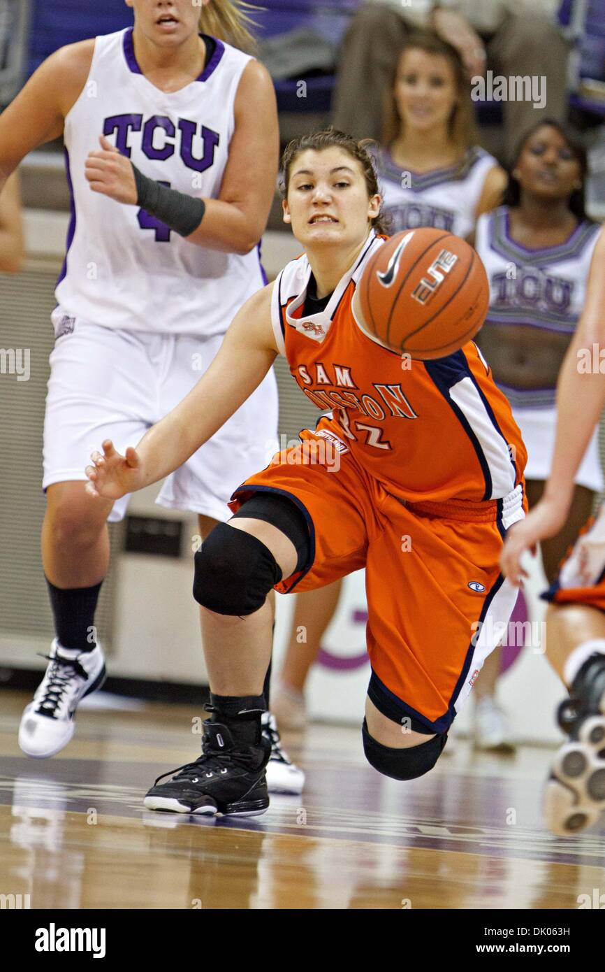 19. Dezember 2010 - Fort Worth, Texas, Vereinigte Staaten von Amerika - Sam Houston State Bearkats Post Zoe Tucker #32 in Aktion gegen die TCU Horned Frogs. TCU Niederlagen Sam Houston State 94-76 bei Amon G. Carter Stadium. (Kredit-Bild: © Andrew Dieb/Southcreek Global/ZUMAPRESS.com) Stockfoto