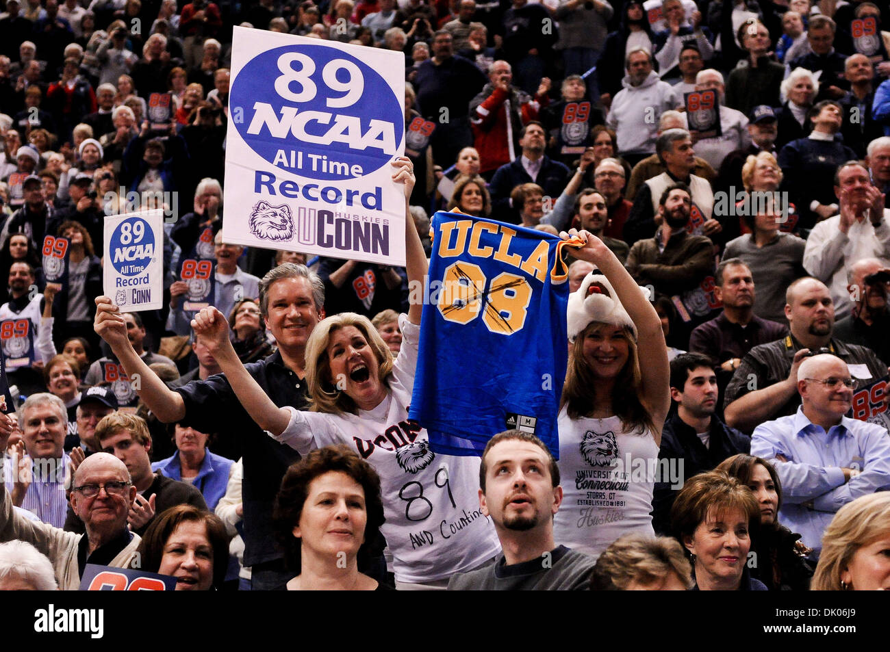 21. Dezember 2010 - Hartford, Connecticut, Vereinigte Staaten von Amerika - Fans halten sich ein UCLA '' 88'' Jersey mit einem X durchgestrichen 88 während ein anderes hält eine '' 89 NCAA All-Time-Erfassung Zeichen. " Connecticut Niederlagen Florida State 93-62, ihre 89. gerade Spiel im XL Center zu gewinnen. (Kredit-Bild: © Geoff Bolte/Southcreek Global/ZUMAPRESS.com) Stockfoto
