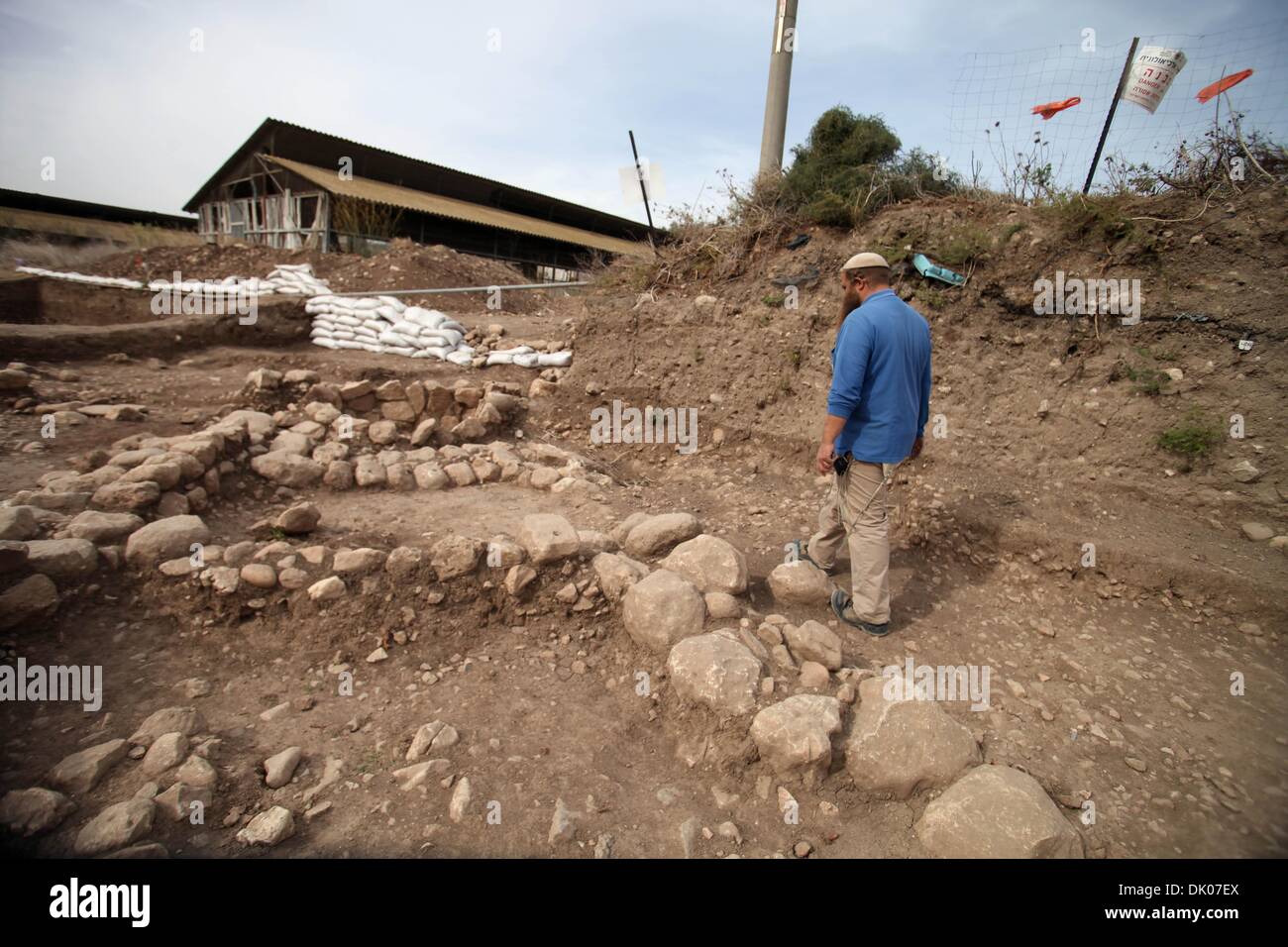 Jerusalem, Westjordanland, Palästinensische Gebiete. 1. Dezember 2013. Ein israelischer Israel Antiquities Authority-Mitarbeiter prüft eine Website der Ausgrabung ergab bei der Hauptzufahrtsstraße zum israelischen Siedlung Beit Shemesh, in der Nähe von Jerusalem am 1. Dezember 2013. Eine archäologische Ausgrabung in der Nähe von Jerusalem hat gezeigt, ein 10-Jahrtausend-alten Haus und einem 6.000 Jahre alten kultischen Tempel, Entdeckungen, die Experten genannt '' einen faszinierenden Einblick in die Tausende von Jahren der menschlichen Entwicklung und Nachweis des Mannes Übergang zur dauerhaften Behausungen Credit: Saeed Qaq/APA Images/ZUMAPRESS.com/Alamy Live News Stockfoto