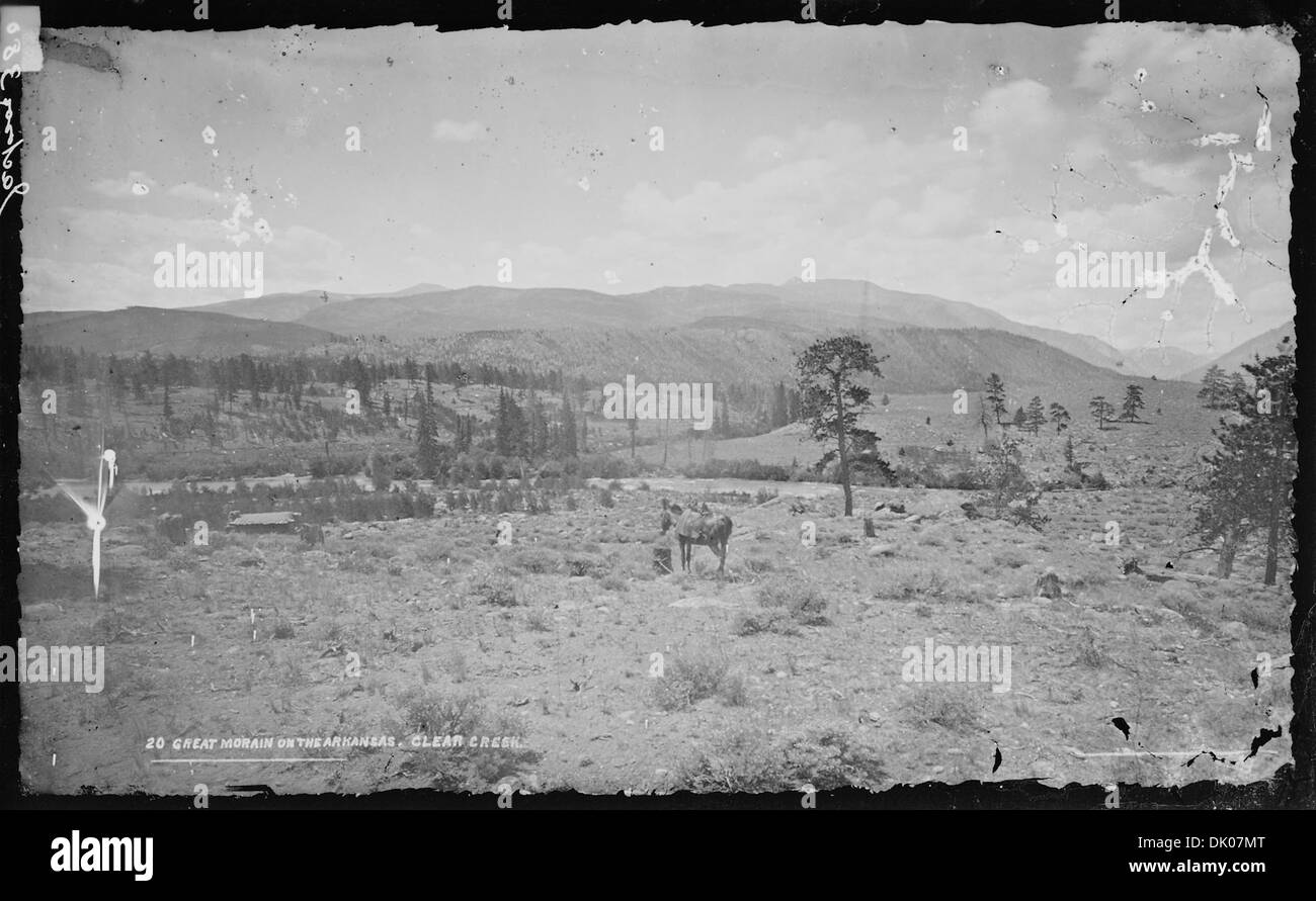 Dieses Bild zeigt die beeindruckende Moräne entlang des Arkansas River am Clear Creek im Chaffee County, Colorado. Die natürliche Formation wurde durch vergangene glaziale Aktivität geformt. Stockfoto