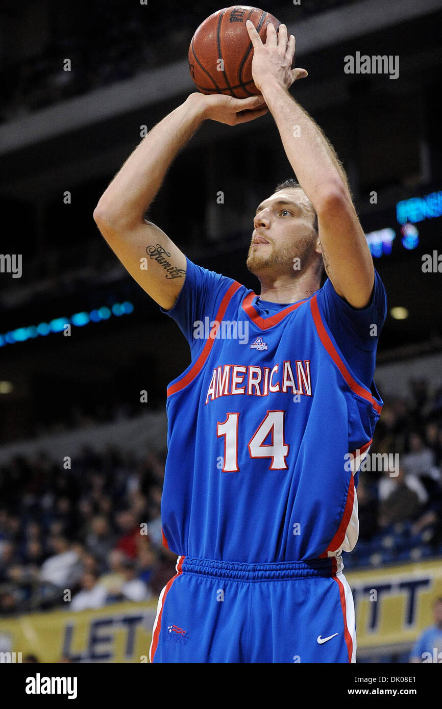 22. Dezember 2010 - Pittsburgh, PENNSYLVANNIA, trifft US - American University Eagles vorwärts Vlad Moldoveanu (14) eine 3-Zeiger in der ersten Hälfte PITT nimmt auf amerikanischen Petersen Events Center in Pittsburgh, Pennsylvania. PITT führt American an der halben 34-18. (Kredit-Bild: © Dean Beattie/Southcreek Global/ZUMAPRESS.com) Stockfoto