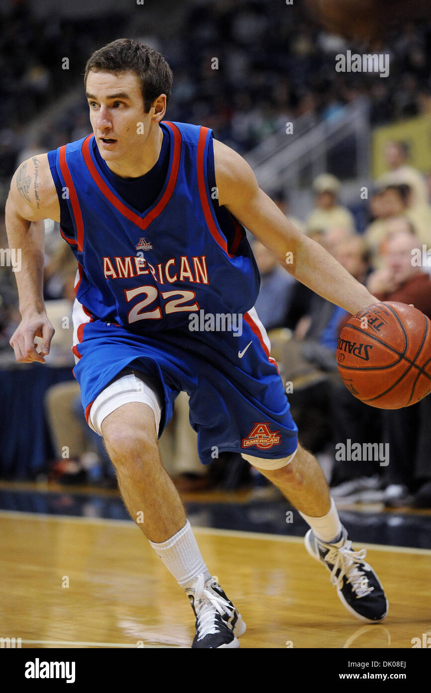 22. Dezember 2010 - Pittsburgh, PENNSYLVANNIA, US - American University Eagles guard Steve Luptak (22) Laufwerke die Basislinie in der ersten Hälfte als Amerikaner im Petersen Events Center in Pittsburgh, PA. PITT übernimmt... PITT Niederlagen American mit einem Score von 61-46. (Kredit-Bild: © Dean Beattie/Southcreek Global/ZUMAPRESS.com) Stockfoto