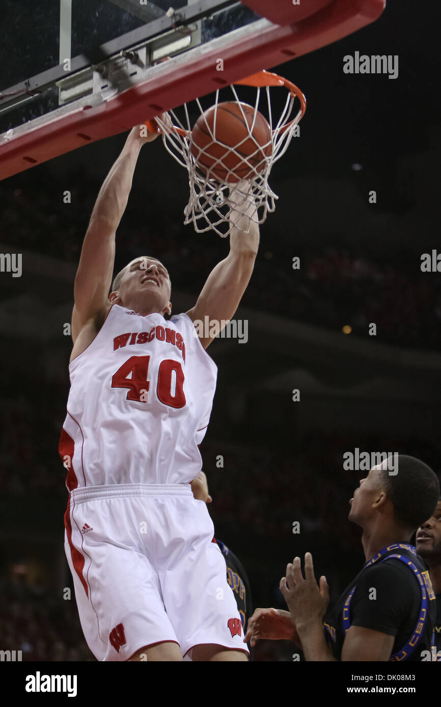 23. Dezember 2010 - Madison, Wisconsin, USA - Wisconsin Forward/Center Jared Berggren (40) findet seinen Weg in den Korb für eine einfache Dunk im ersten Halbjahr Aktion. Wisconsin Badgers besiegte die Coppin Zustand Adler 80-56 im Kohl Center in Madison, Wisconsin. (Kredit-Bild: © John Fisher/Southcreek Global/ZUMAPRESS.com) Stockfoto