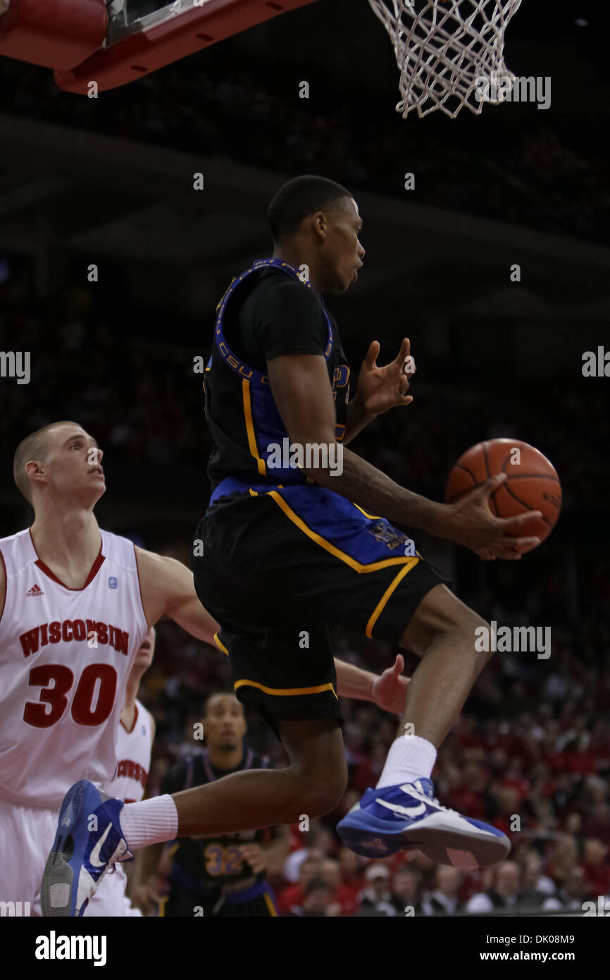 23. Dezember 2010 - steigt Madison, Wisconsin, USA - Coppin State Guard Michael Harper (5) für einen Schuss unter seinen eigenen Korb. Harper hatte 12 Punkte im Spiel. Wisconsin Badgers besiegte die Coppin Zustand Adler 80-56 im Kohl Center in Madison, Wisconsin. (Kredit-Bild: © John Fisher/Southcreek Global/ZUMAPRESS.com) Stockfoto